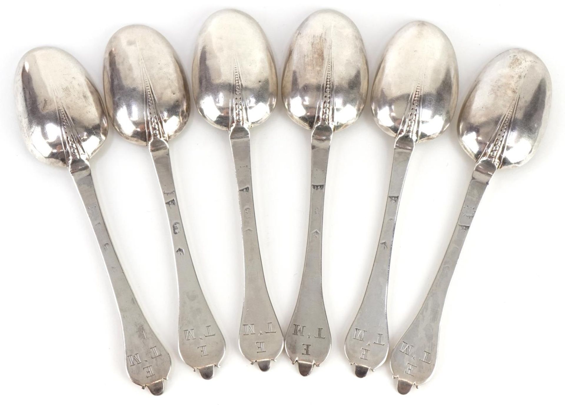 Rare set of six William & Mary silver trefid spoons with rat's tails, each with scratched initials E - Bild 2 aus 4