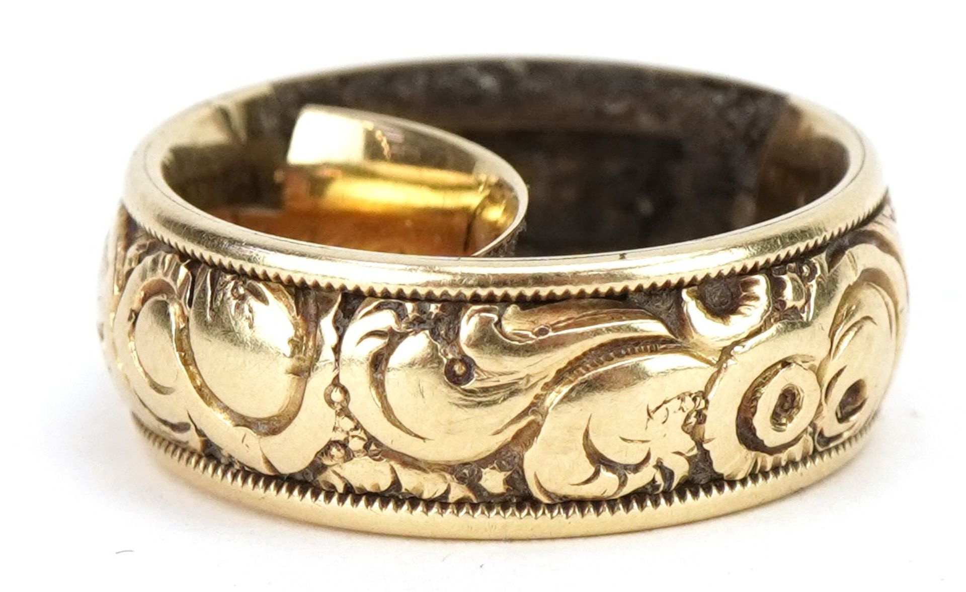 Georgian unmarked gold repousse band mourning ring with hidden locket compartment, tests as 22ct - Image 3 of 8