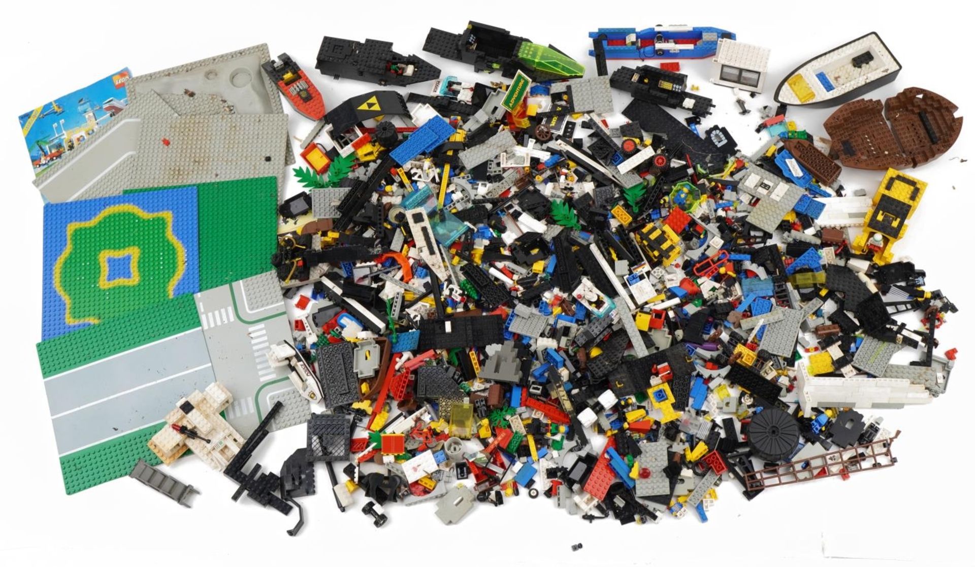 Large collection of vintage and later Lego including mini figures and vehicles, total weight