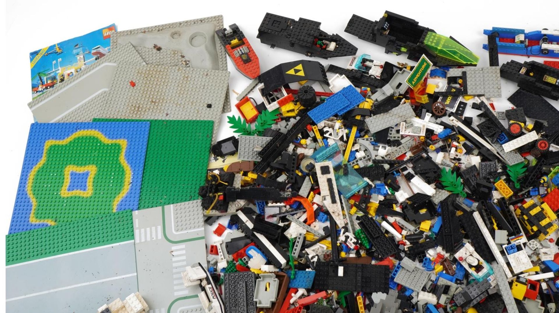 Large collection of vintage and later Lego including mini figures and vehicles, total weight - Image 2 of 5