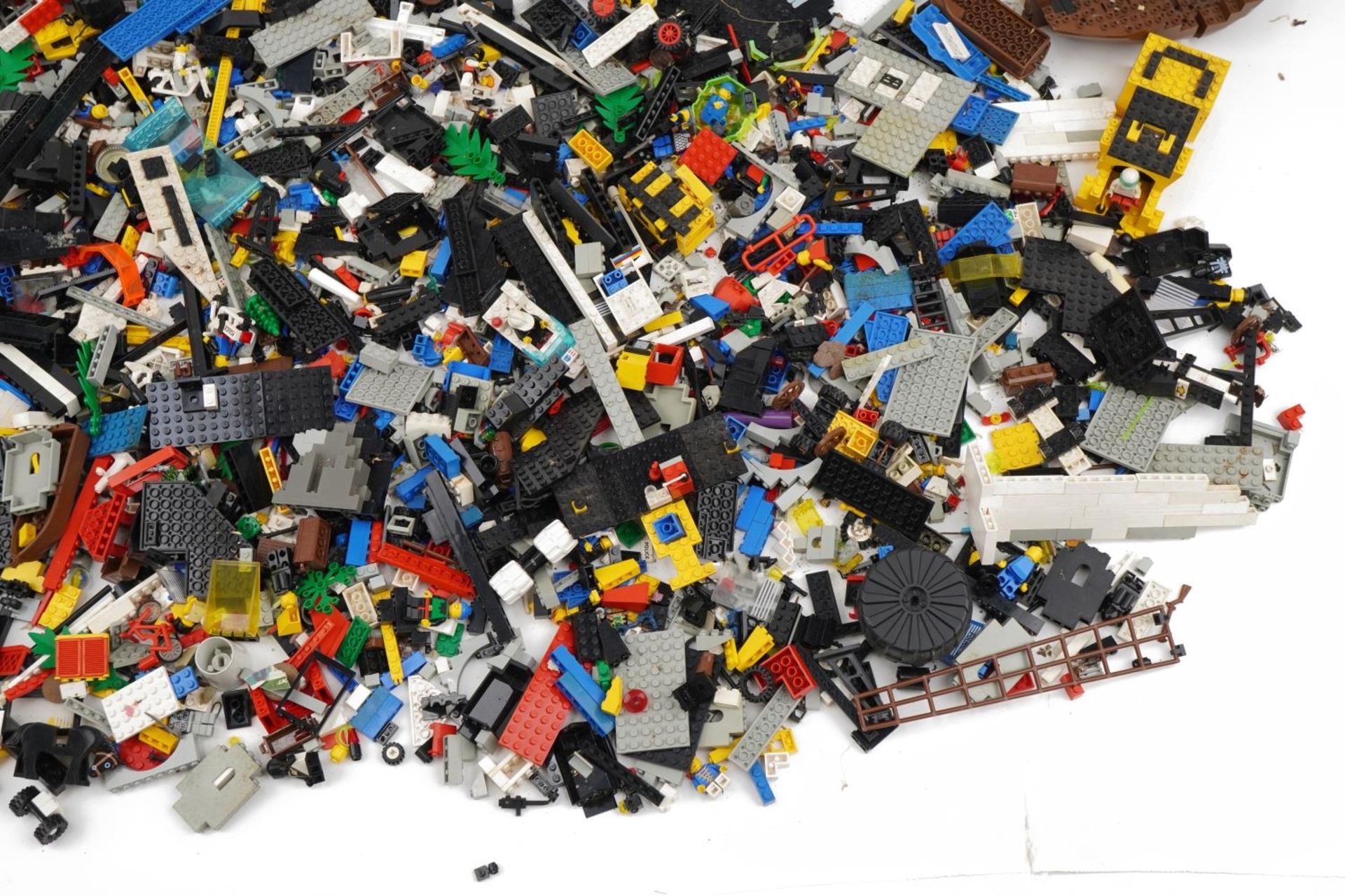 Large collection of vintage and later Lego including mini figures and vehicles, total weight - Image 5 of 5