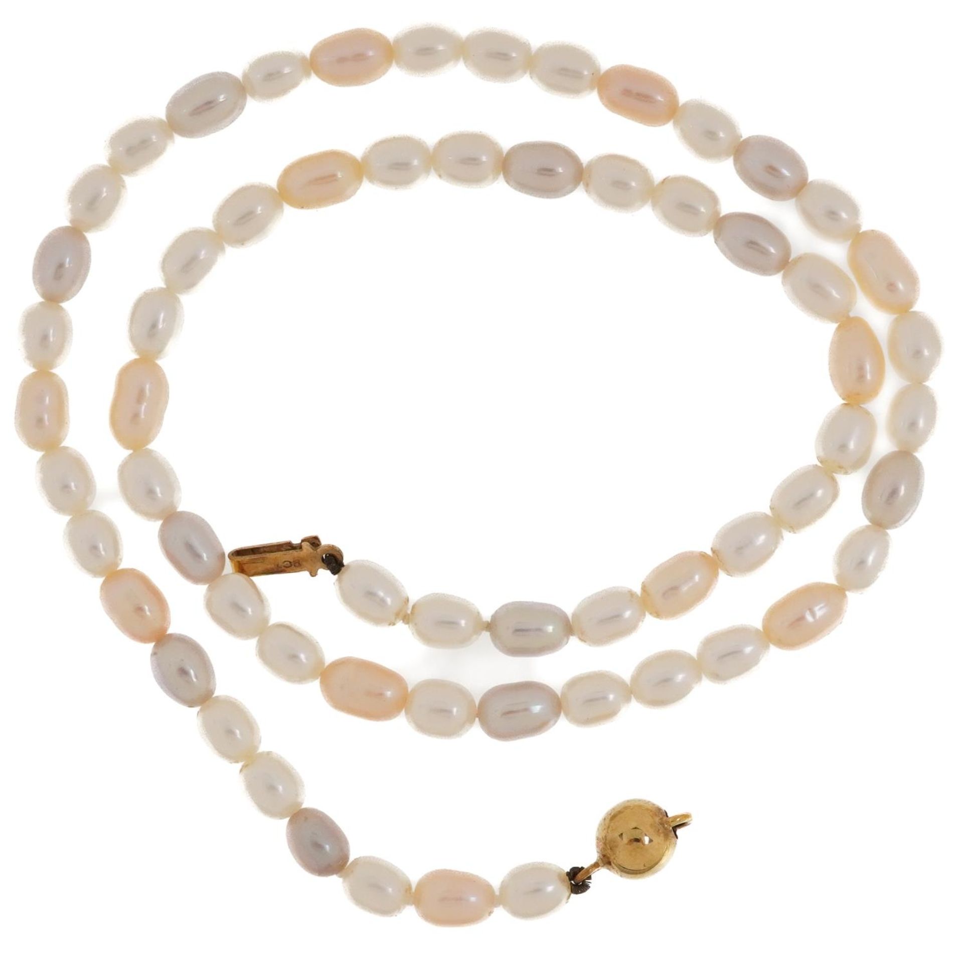 Single strand freshwater pearl necklace with 9ct gold ball clasp, 42cm in length, 15.0g : For - Bild 2 aus 3