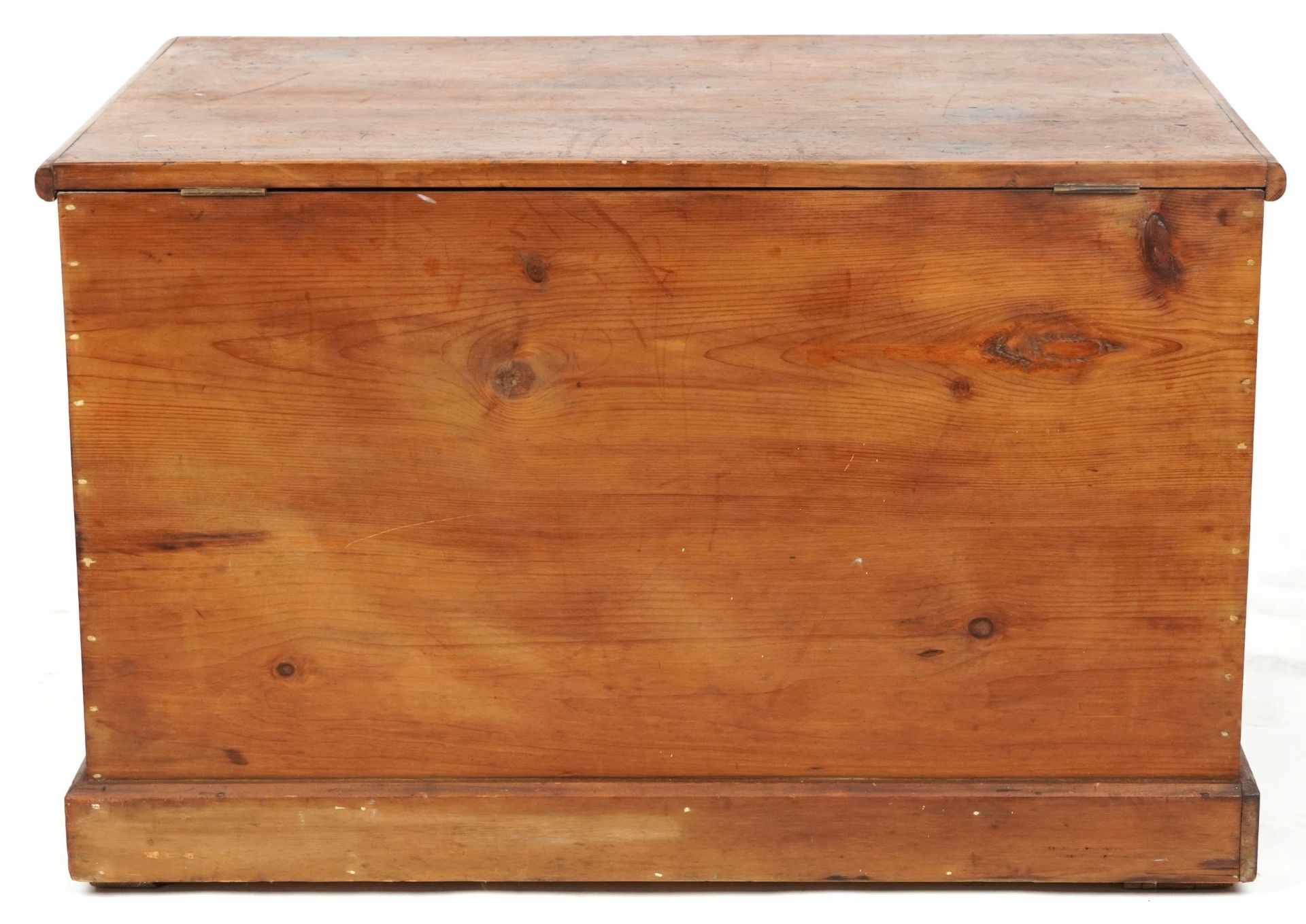 Large Victorian style waxed pine trunk with carrying handles, 60cm H x 95cm W x 62cm D : For further - Bild 5 aus 5
