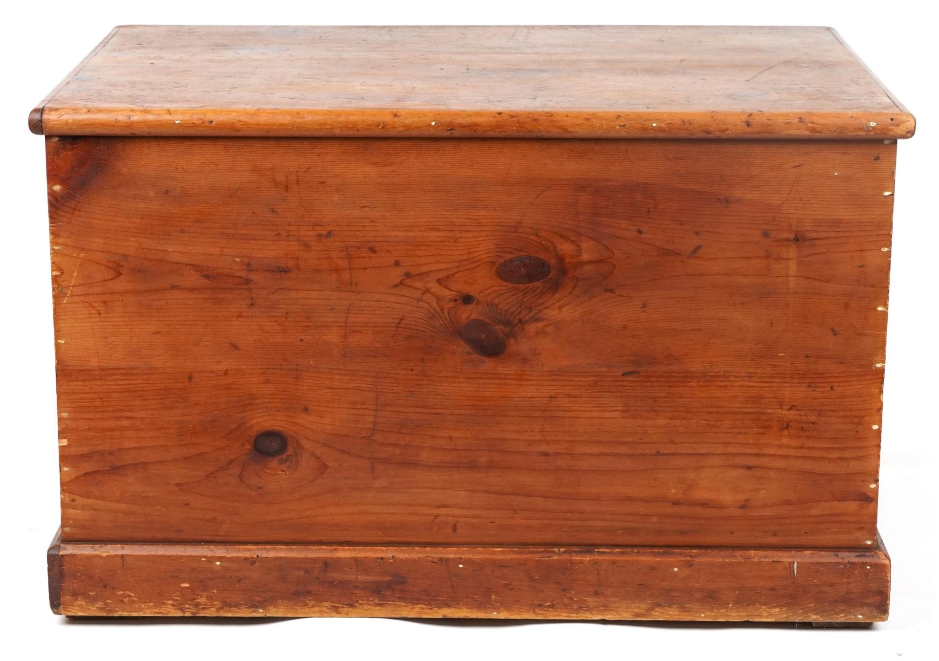 Large Victorian style waxed pine trunk with carrying handles, 60cm H x 95cm W x 62cm D : For further - Bild 3 aus 5