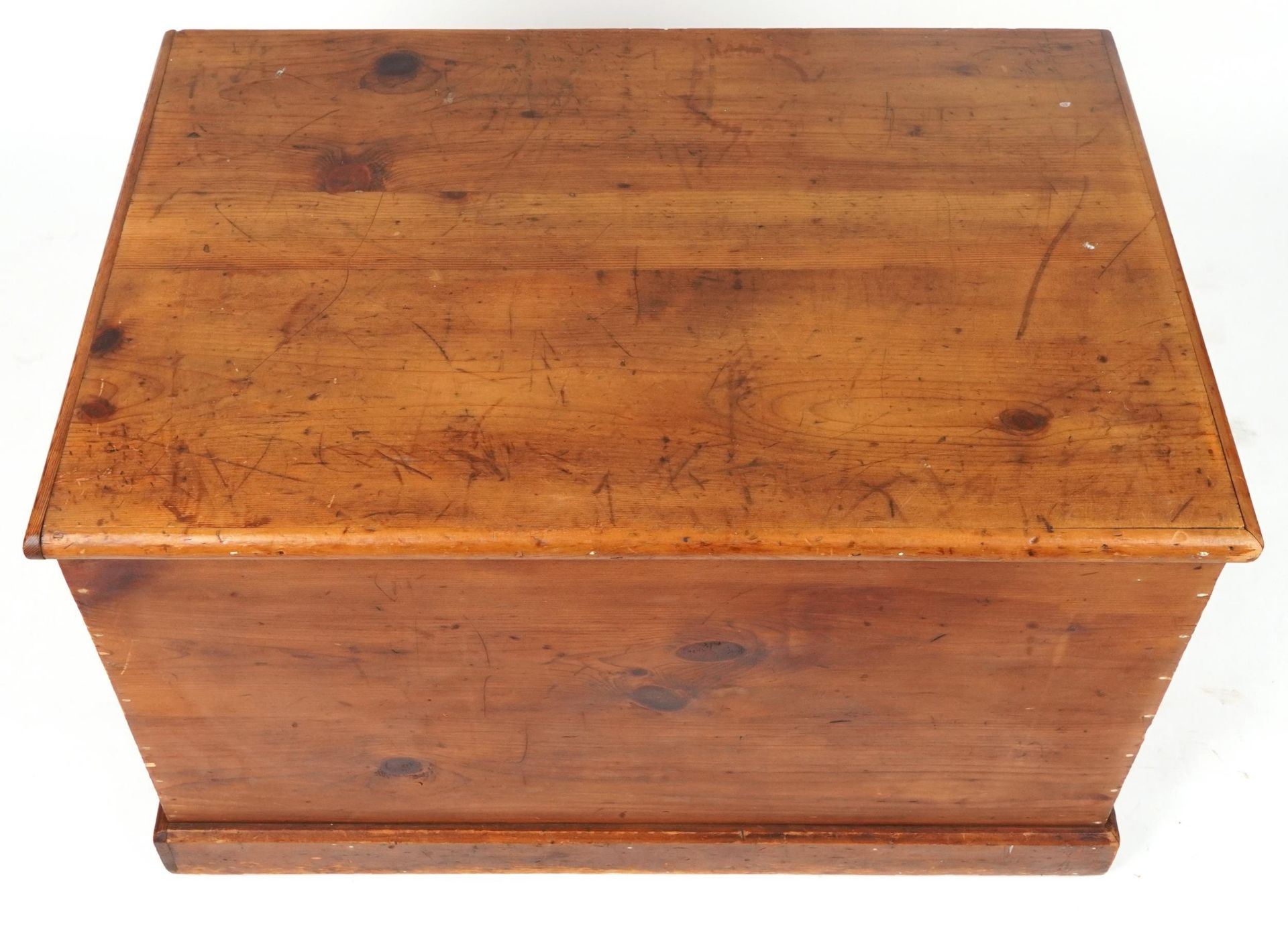 Large Victorian style waxed pine trunk with carrying handles, 60cm H x 95cm W x 62cm D : For further - Bild 4 aus 5