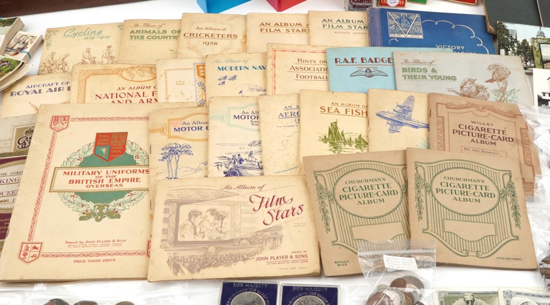 Large collection of coins and ephemera including cigarette cards, canvas backed Ordnance Survey maps - Bild 5 aus 13