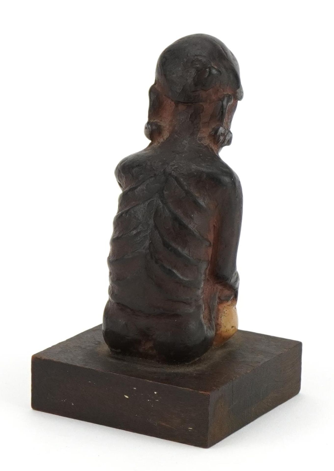 Tribal interest pottery figure of a crouched nude male raised on a wooden square block base, 13cm - Bild 2 aus 3