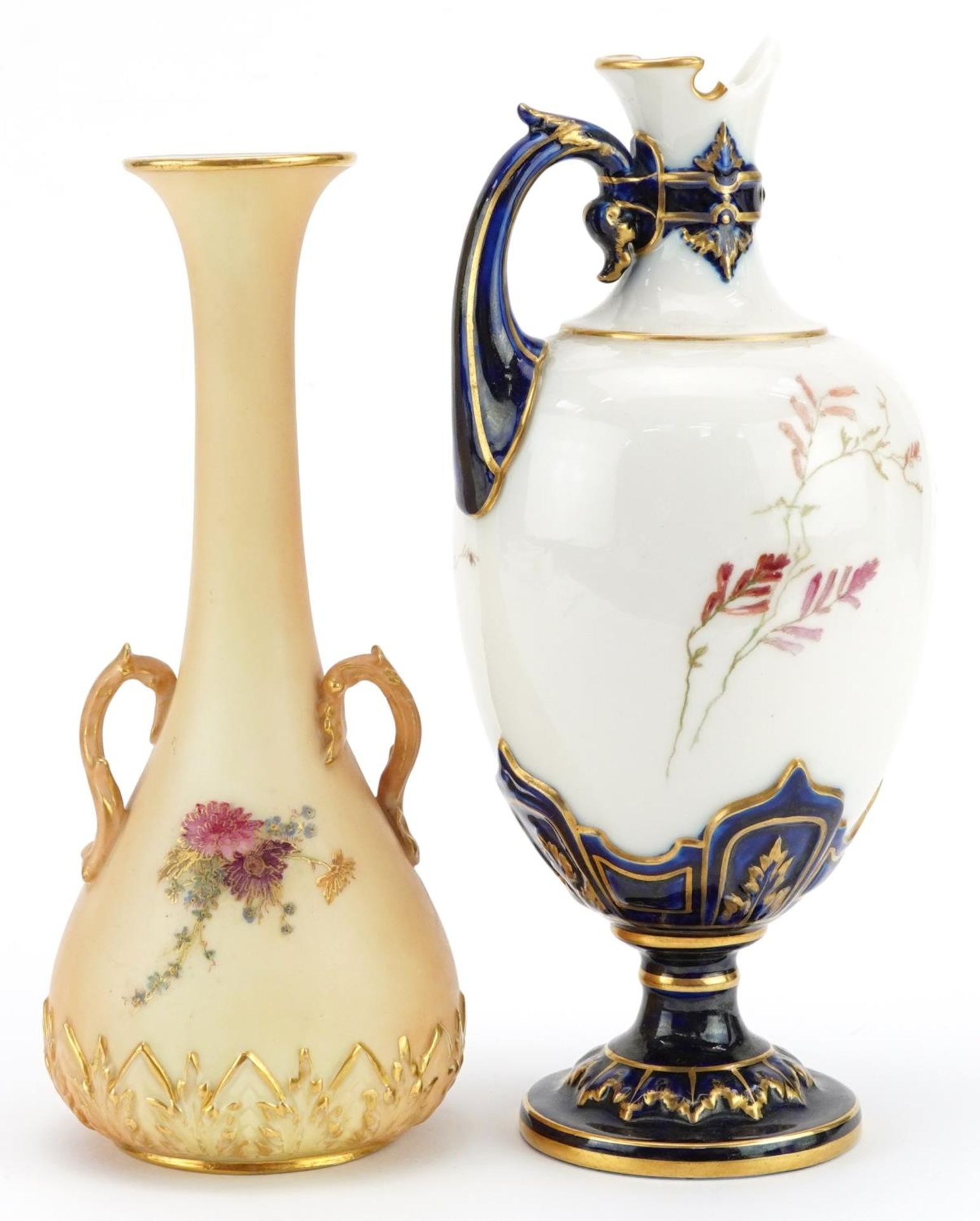 Victorian Royal Worcester blush ivory vase with twin handles decorated with flowers and a ewer, - Bild 3 aus 5