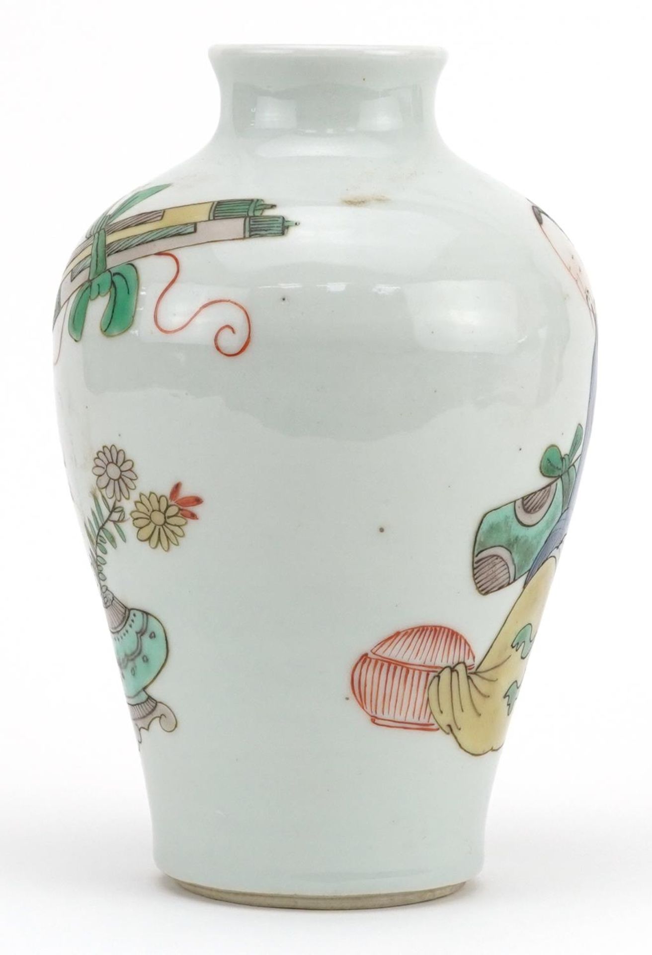 Chinese porcelain baluster vase hand painted in the famille verte palette with a scholar, 20cm - Bild 4 aus 6