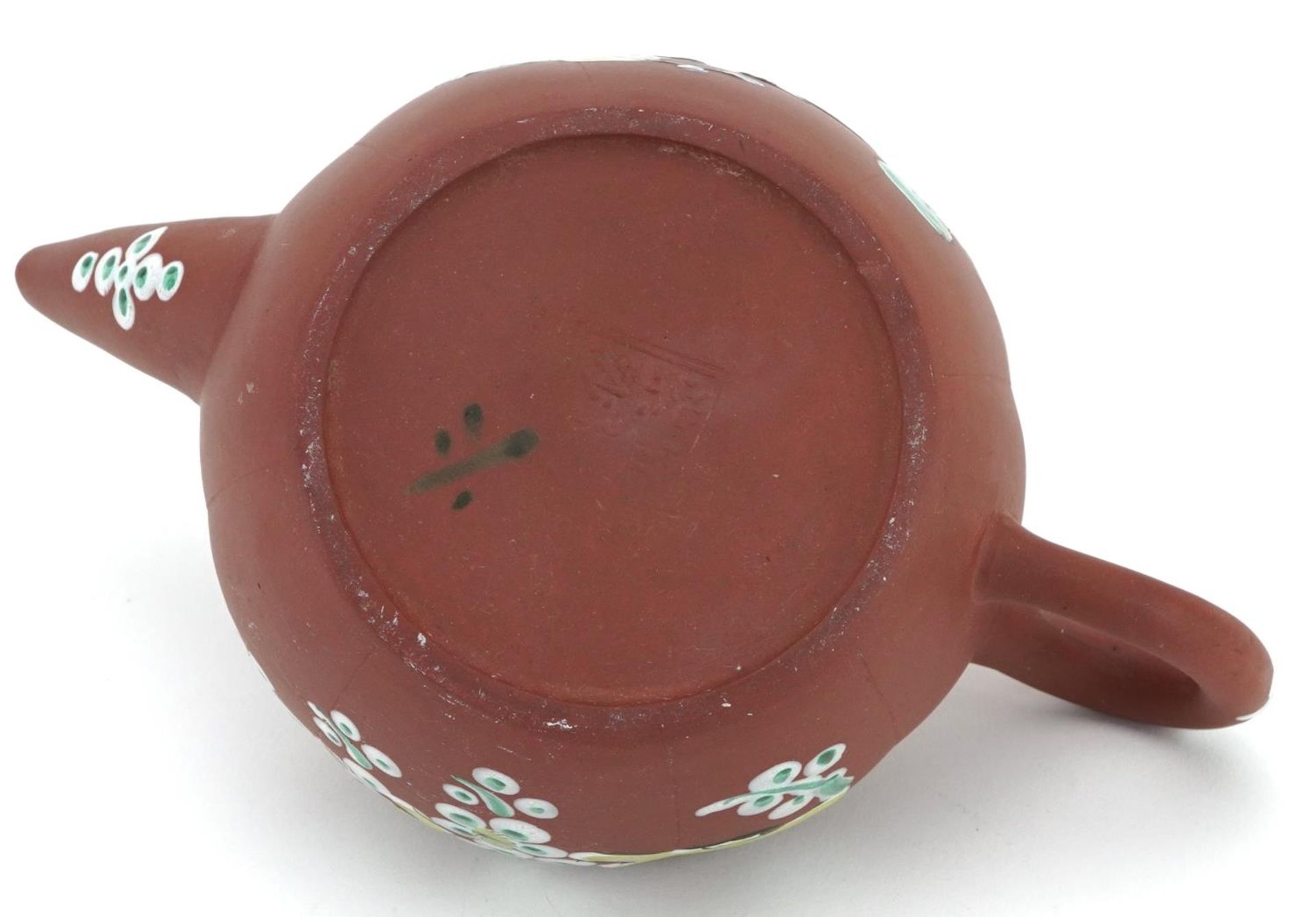 Chinese Yixing terracotta teapot enamelled with a bird amongst flowers, character marks to the base, - Bild 7 aus 8