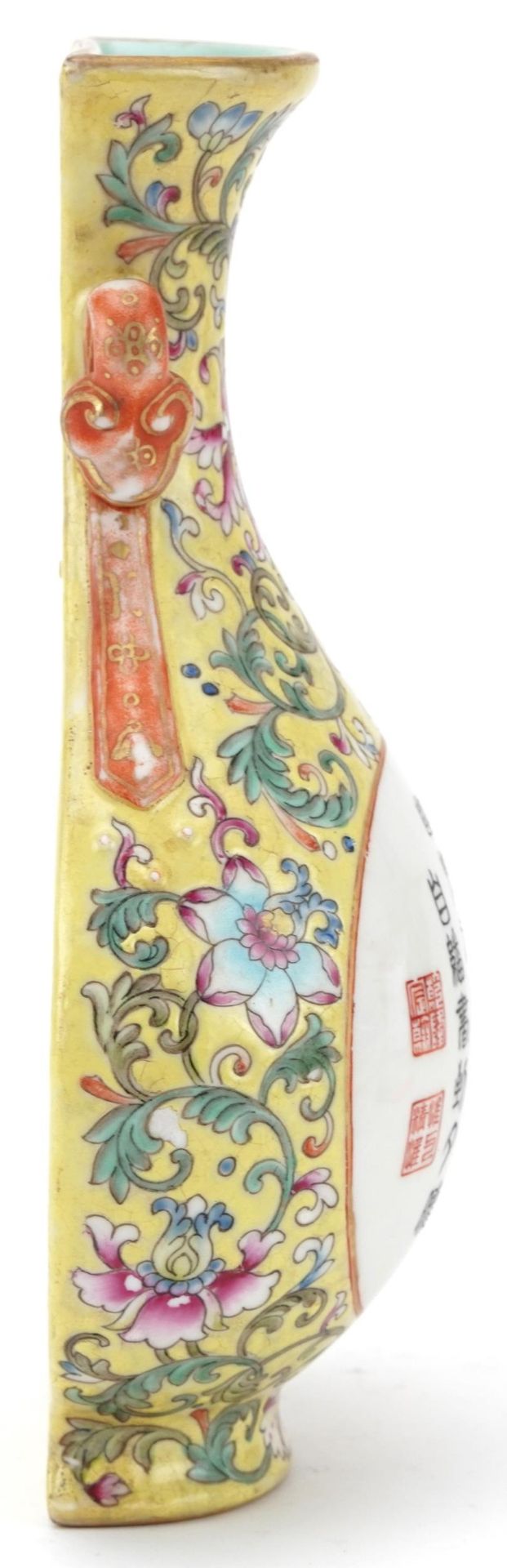 Chinese yellow ground porcelain wall pocket in the form of a vase with ruyi handles, hand painted in - Bild 4 aus 6