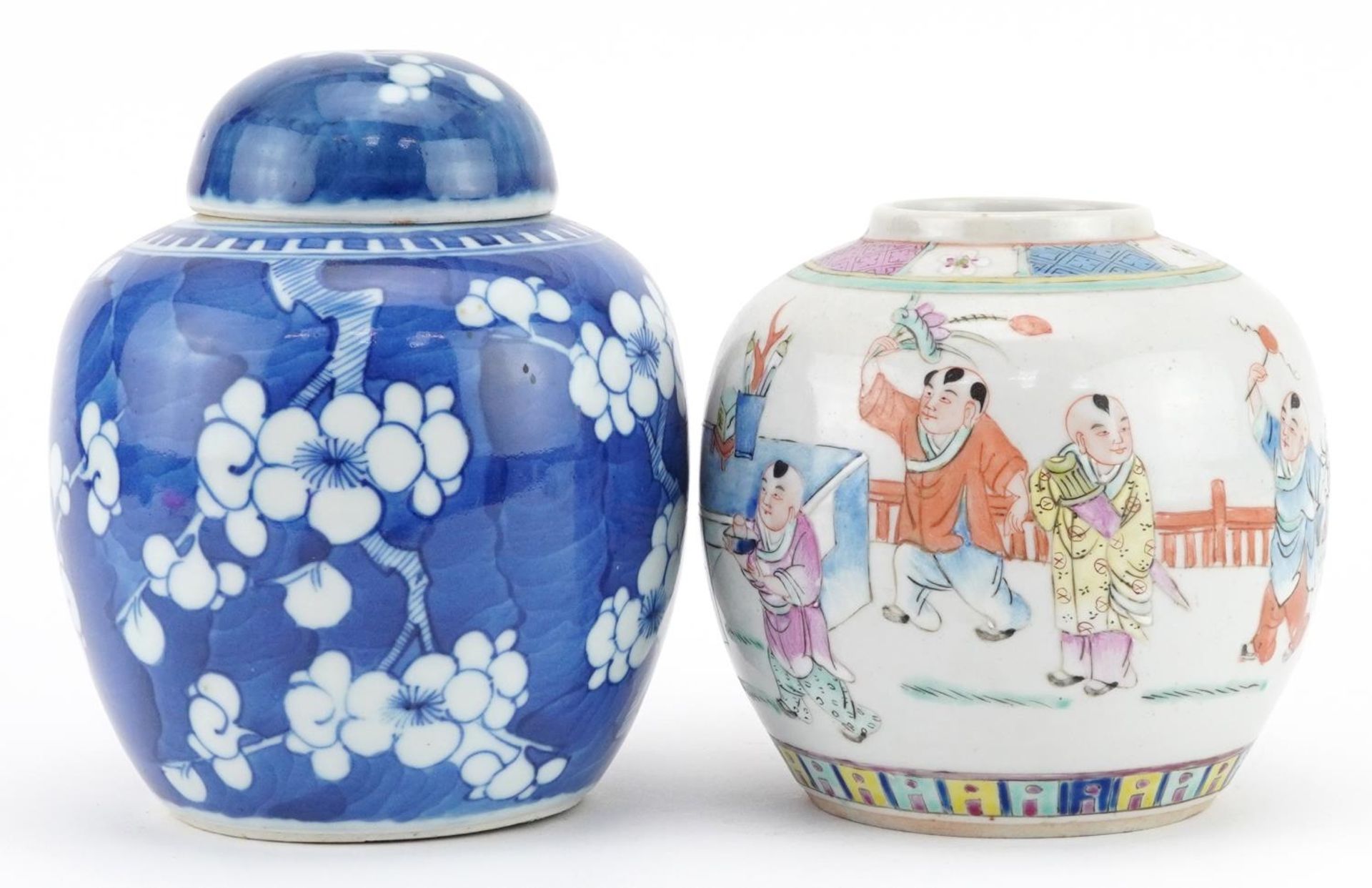 Chinese blue and white ginger jar hand painted in the prunus pattern together with a ginger jar hand - Bild 2 aus 7