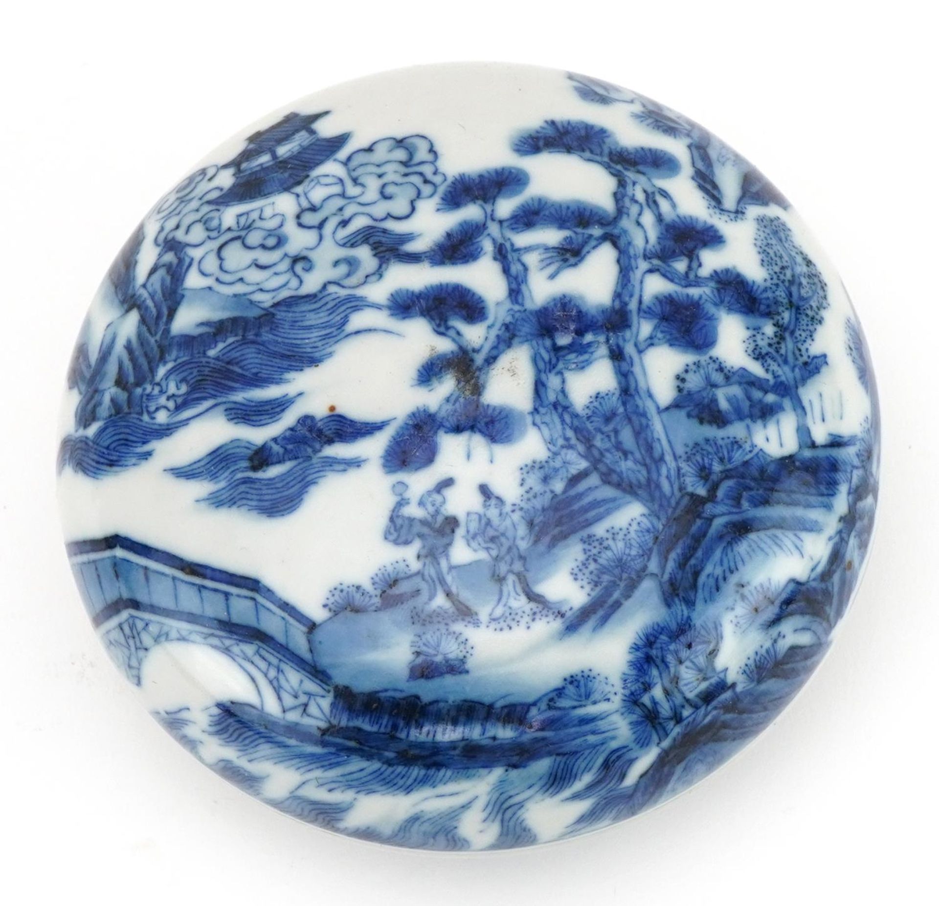 Chinese blue and white rouge seal box hand painted with figures in a river landscape, six figure - Bild 2 aus 8