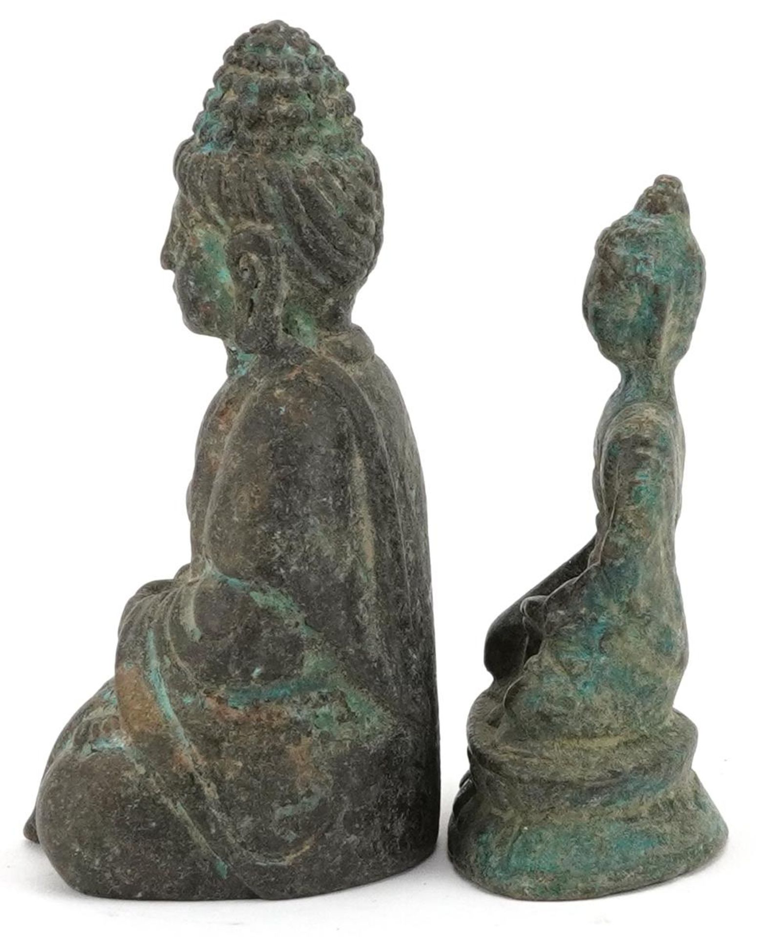 Two Chino Tibetan patinated bronze figures of Buddha, the largest 8cm high : For further information - Bild 2 aus 6