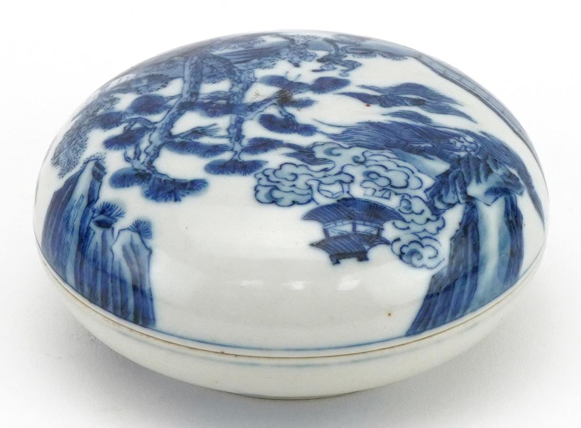 Chinese blue and white rouge seal box hand painted with figures in a river landscape, six figure - Bild 4 aus 8