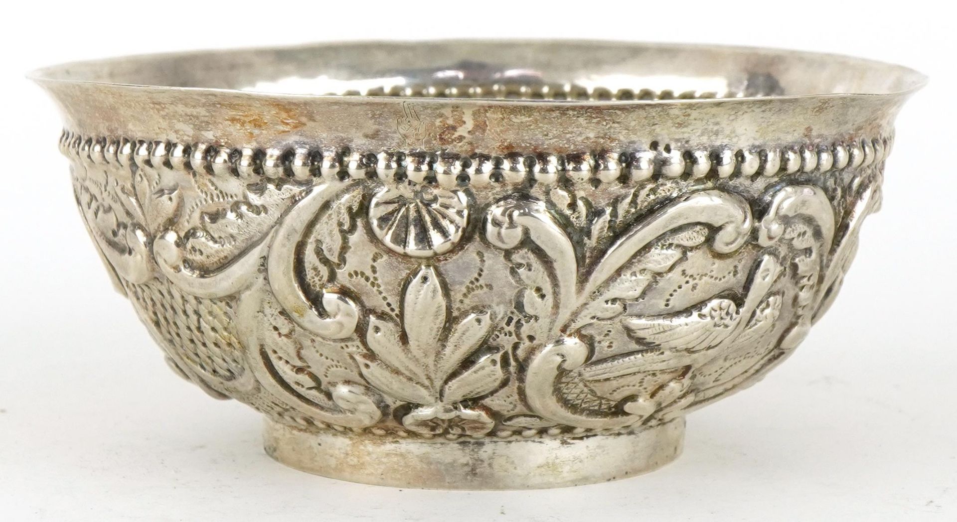 Asian circular silver footed bowl embossed with birds amongst flowers and foliage, possibly Thai, - Bild 2 aus 4