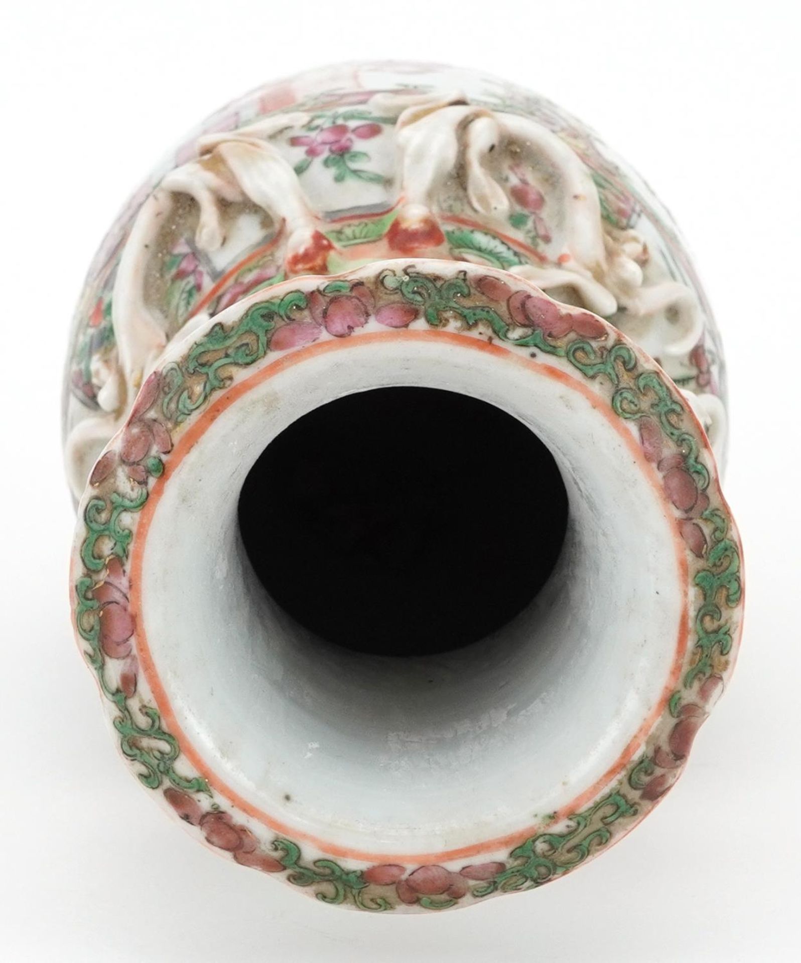 Chinese porcelain Canton vase with twin handles hand painted in the famille rose palette with - Bild 5 aus 6
