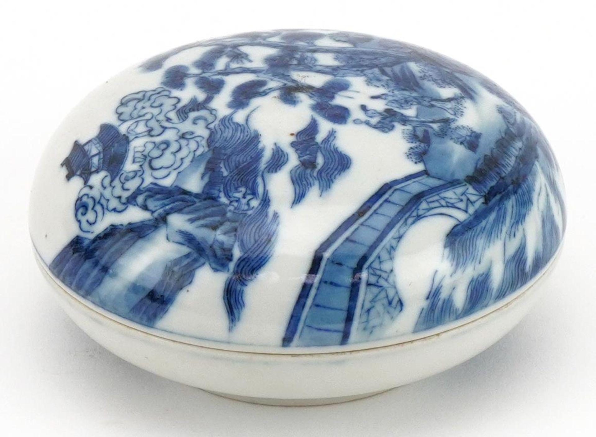 Chinese blue and white rouge seal box hand painted with figures in a river landscape, six figure - Bild 5 aus 8