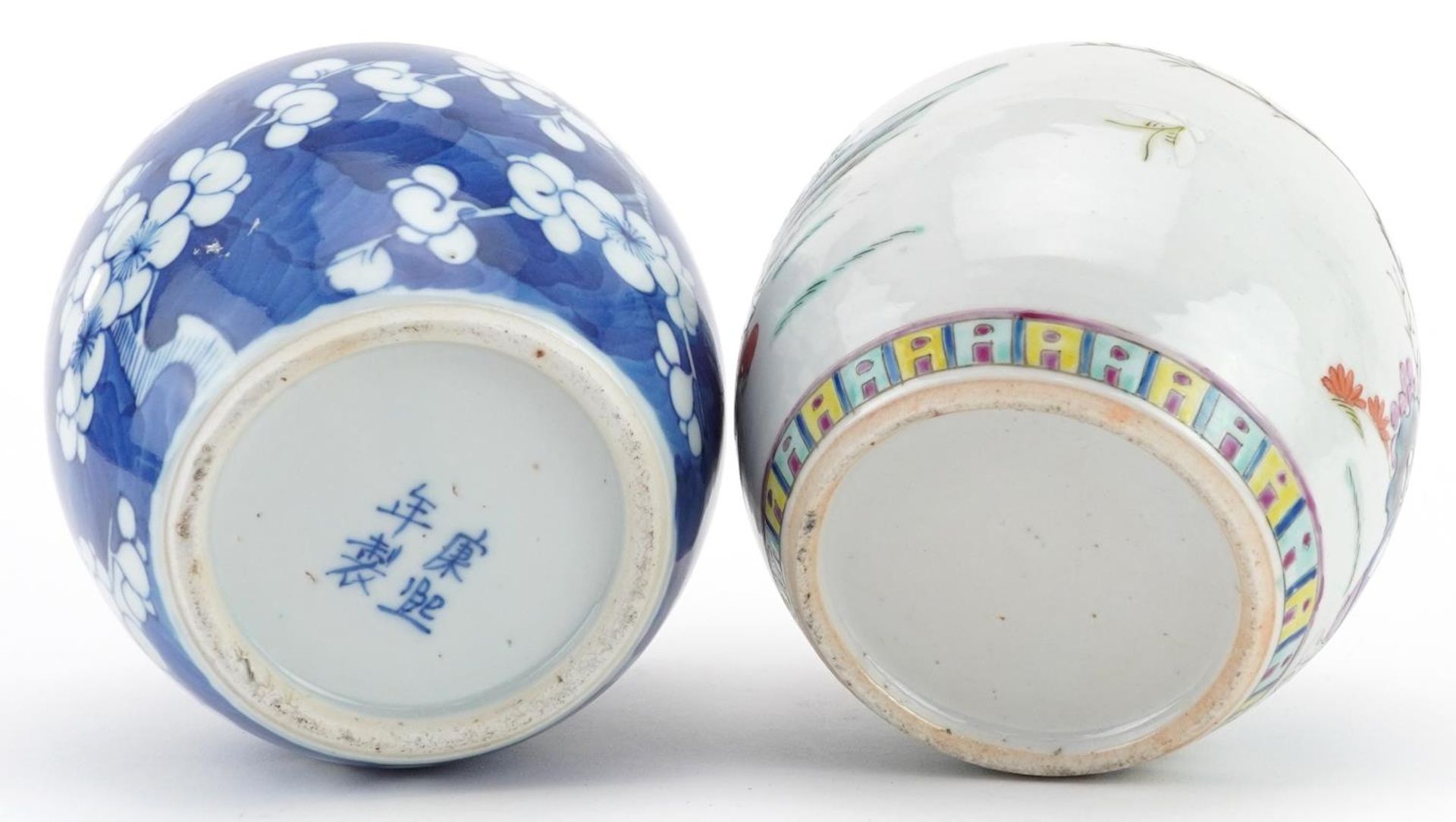 Chinese blue and white ginger jar hand painted in the prunus pattern together with a ginger jar hand - Bild 6 aus 7