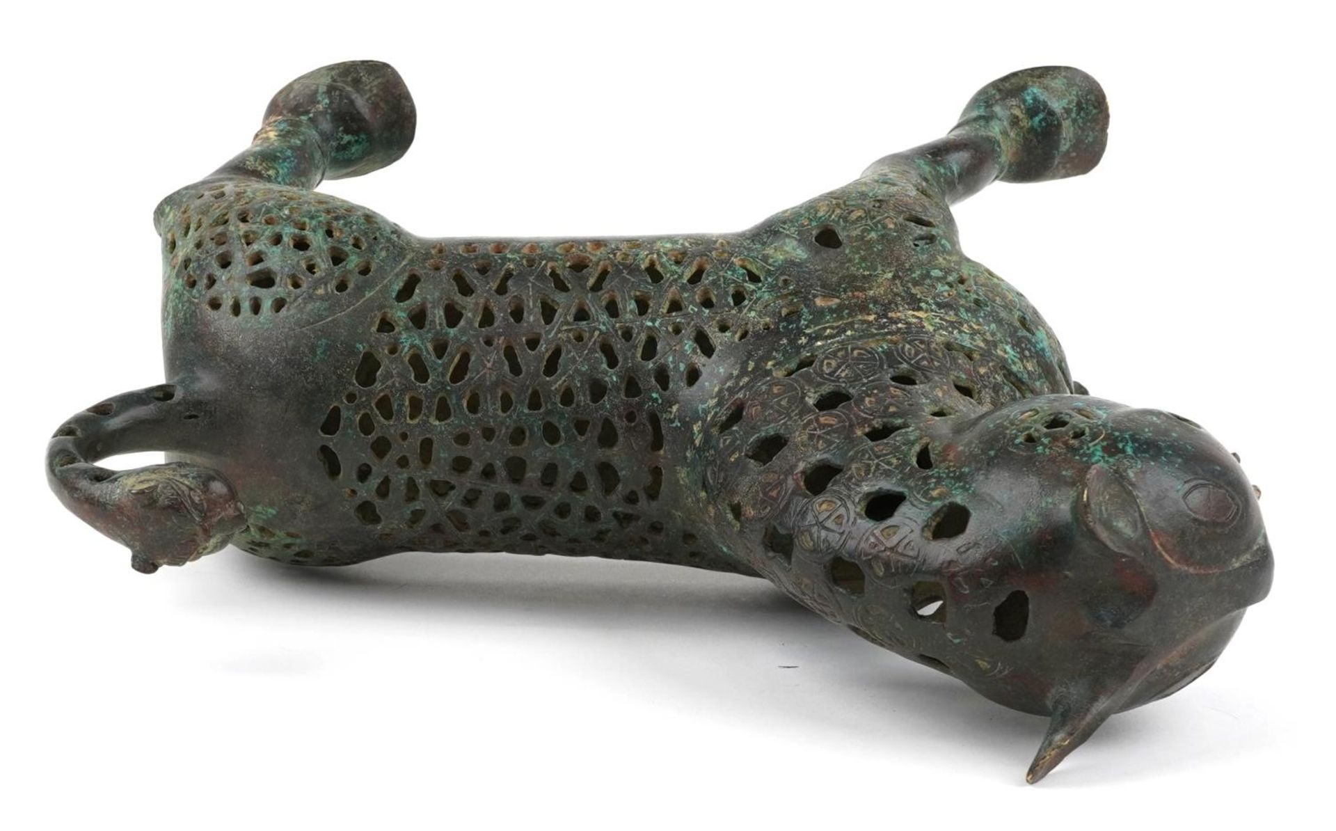 Persian verdigris patinated bronze openwork mythical cat, 31cm in length : For further information - Bild 6 aus 7