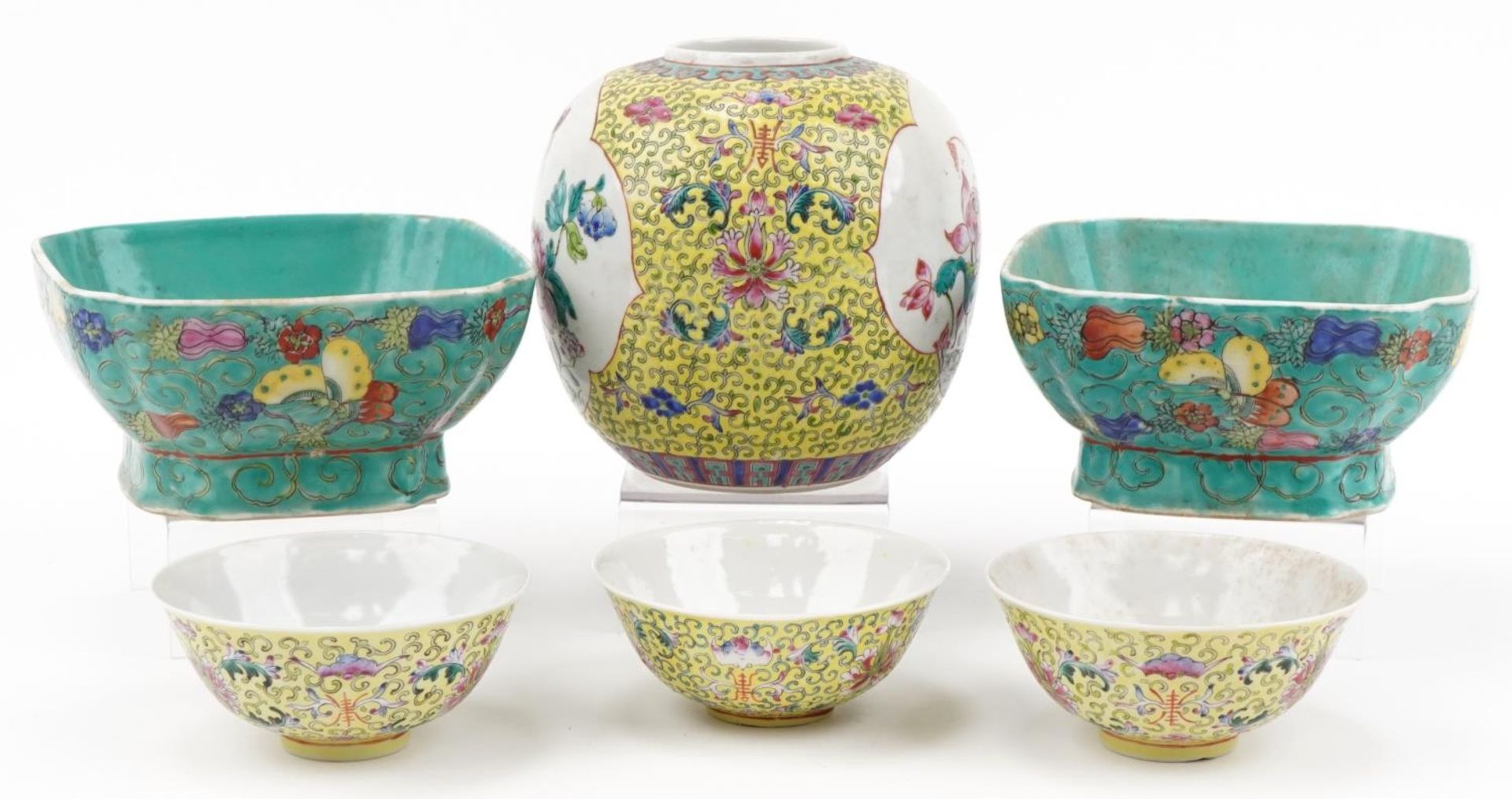 Chinese porcelain including a pair of turquoise ground footed bowls hand painted with butterflies - Bild 4 aus 8