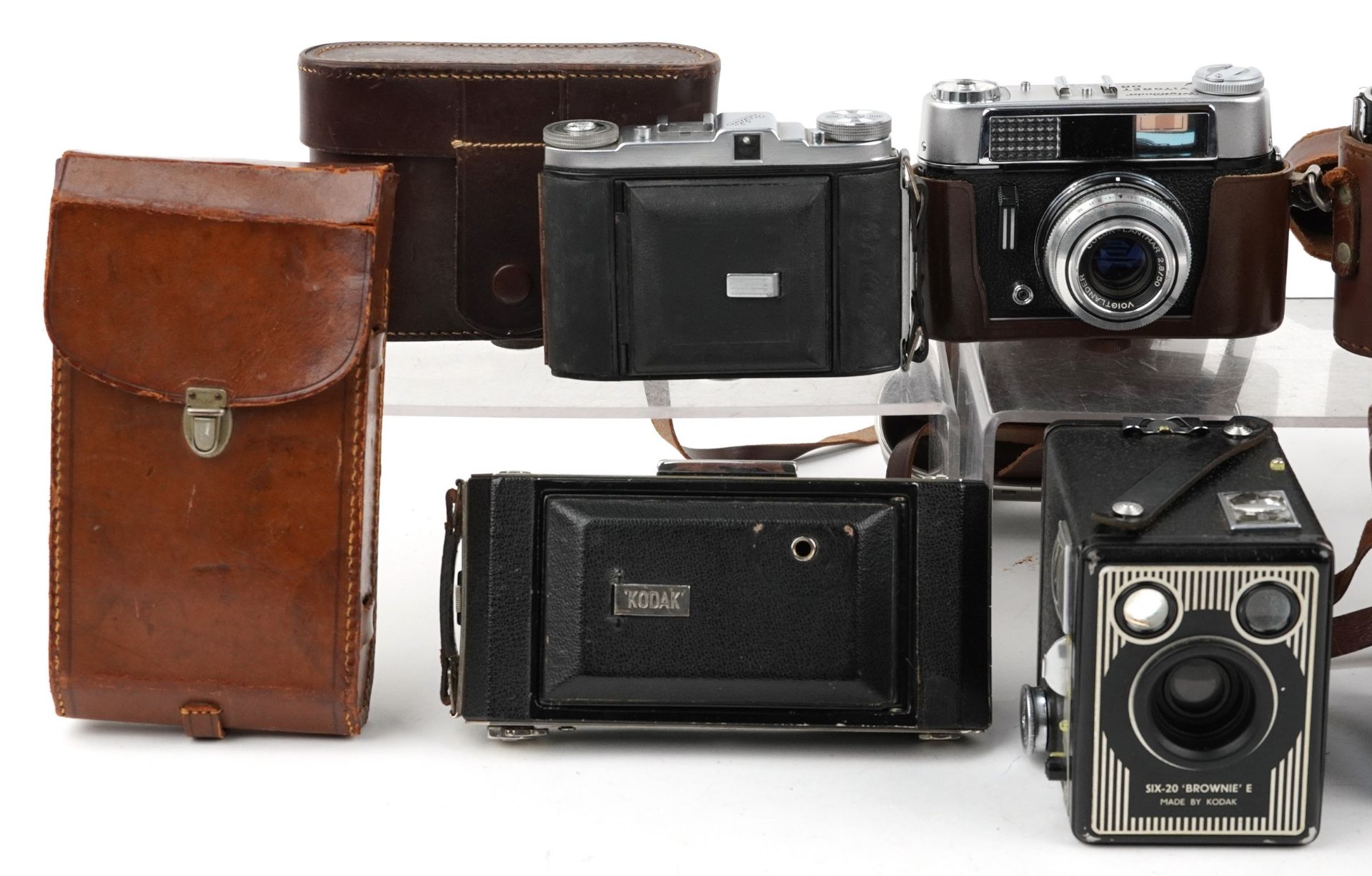Five vintage cameras with cases including Agiflex, Voigtlander, Balda and Kodak : For further - Bild 2 aus 3