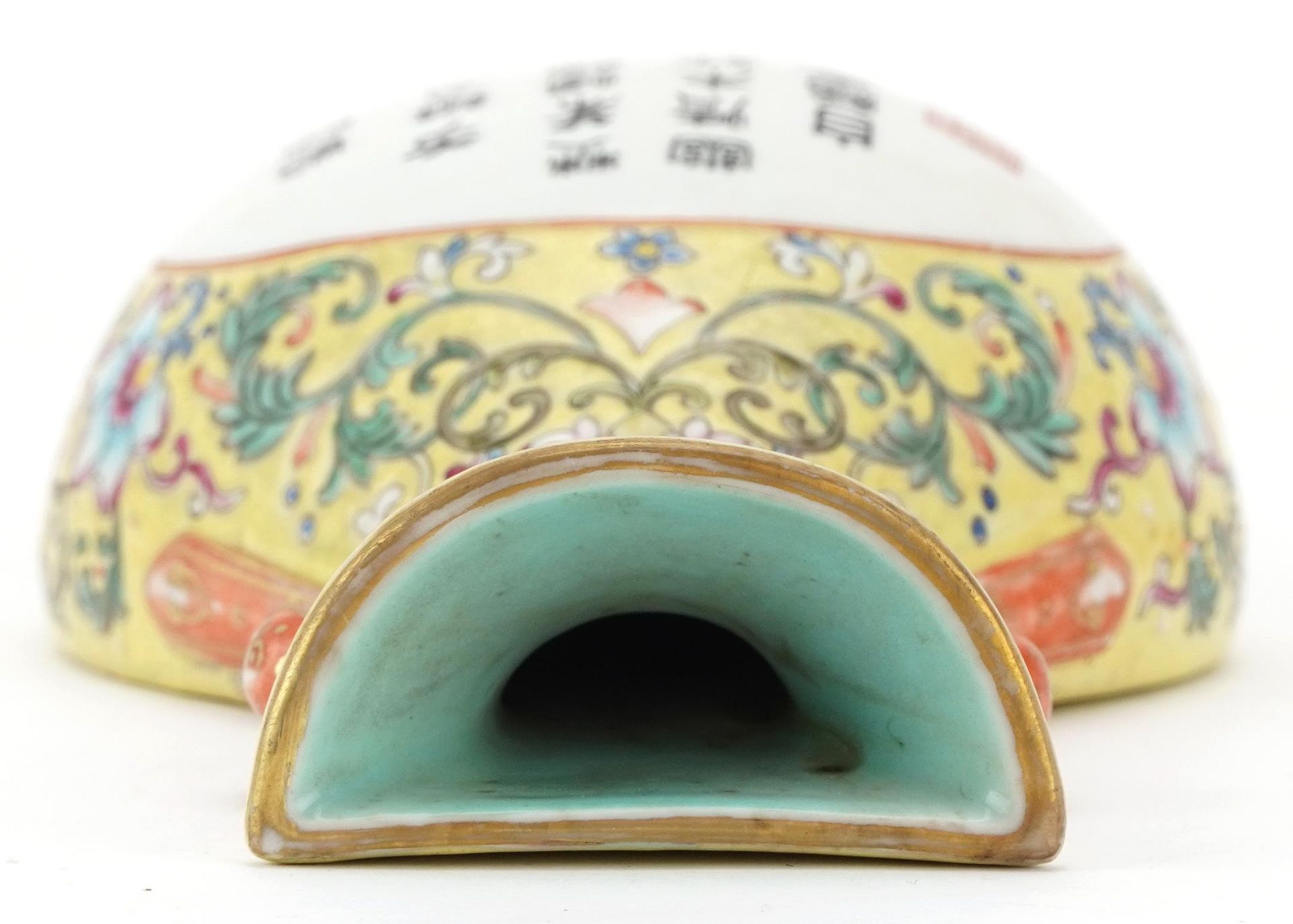 Chinese yellow ground porcelain wall pocket in the form of a vase with ruyi handles, hand painted in - Bild 5 aus 6