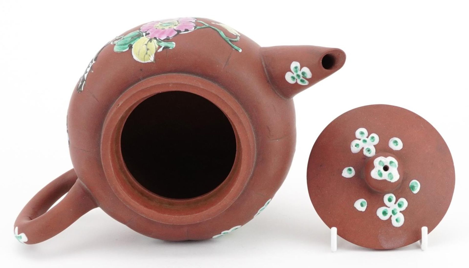 Chinese Yixing terracotta teapot enamelled with a bird amongst flowers, character marks to the base, - Bild 6 aus 8