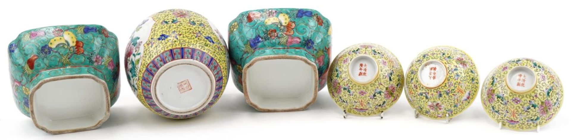 Chinese porcelain including a pair of turquoise ground footed bowls hand painted with butterflies - Bild 6 aus 8