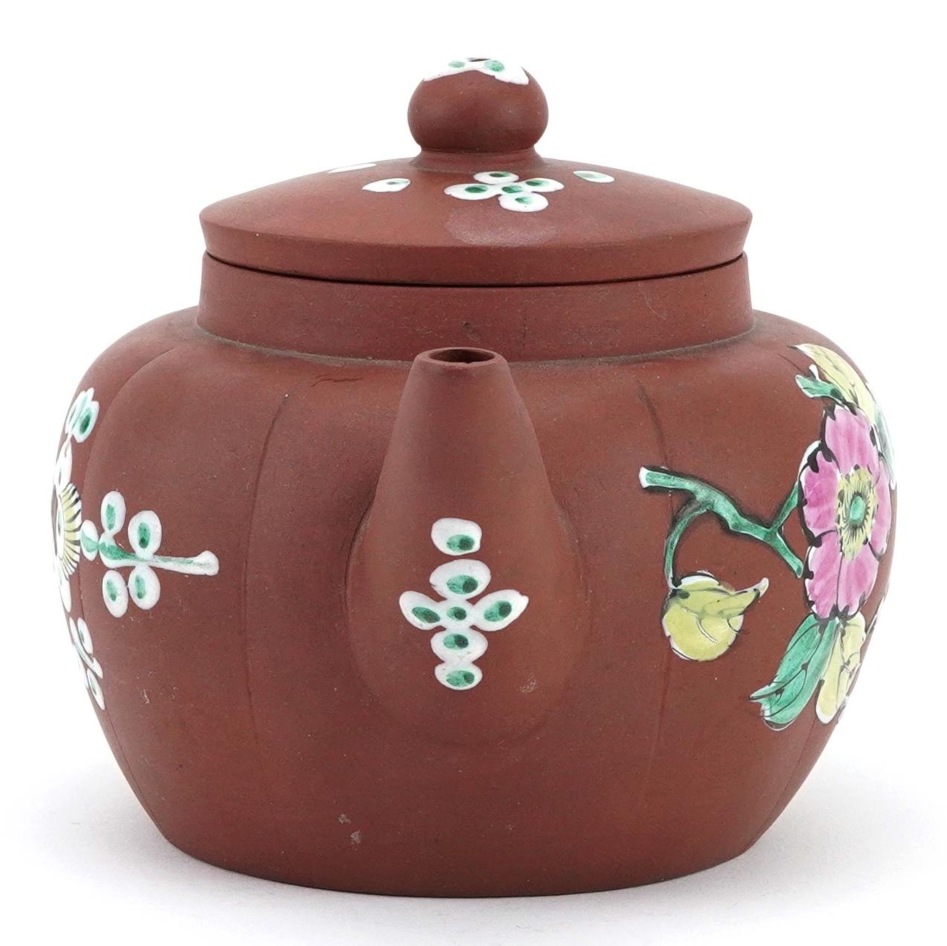 Chinese Yixing terracotta teapot enamelled with a bird amongst flowers, character marks to the base, - Bild 5 aus 8