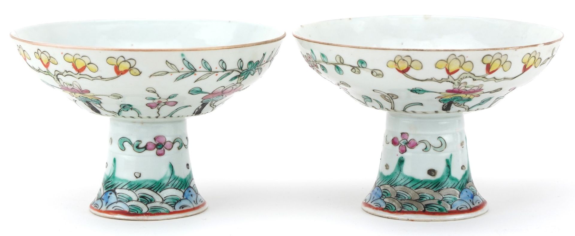 Pair of Chinese porcelain stem bowls hand painted in the famille rose palette with flowers, each - Bild 3 aus 6