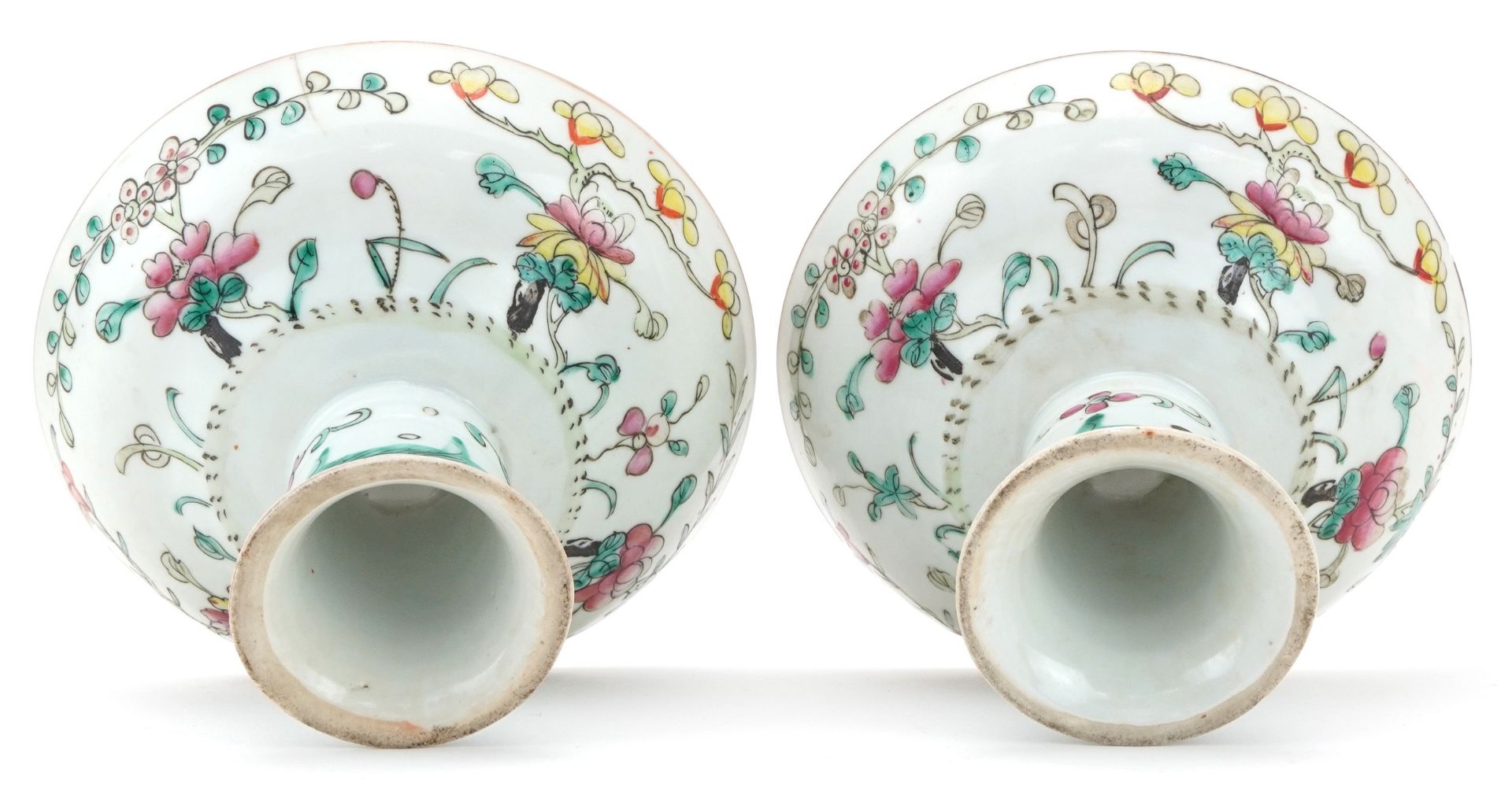 Pair of Chinese porcelain stem bowls hand painted in the famille rose palette with flowers, each - Bild 6 aus 6