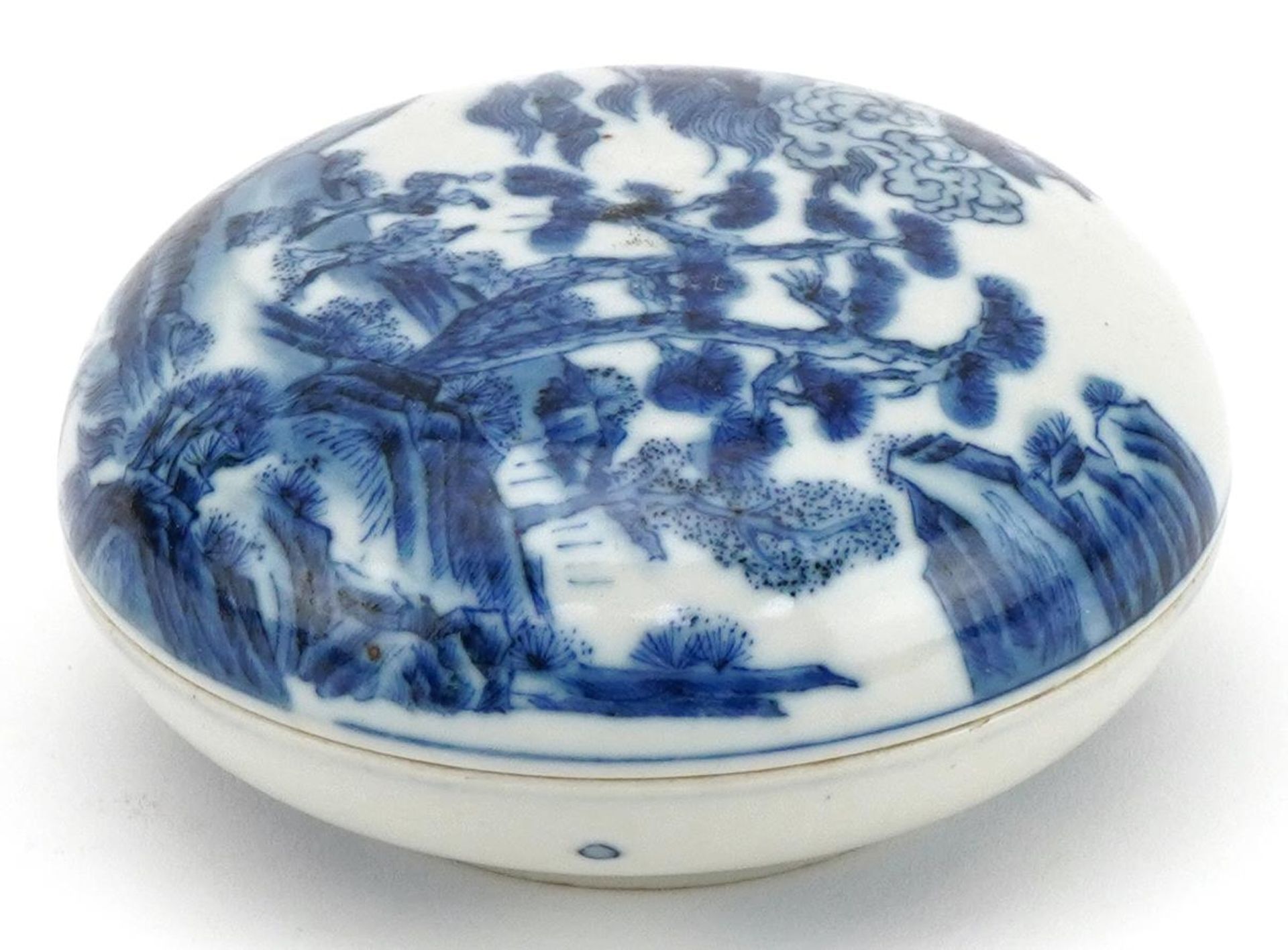 Chinese blue and white rouge seal box hand painted with figures in a river landscape, six figure - Bild 3 aus 8