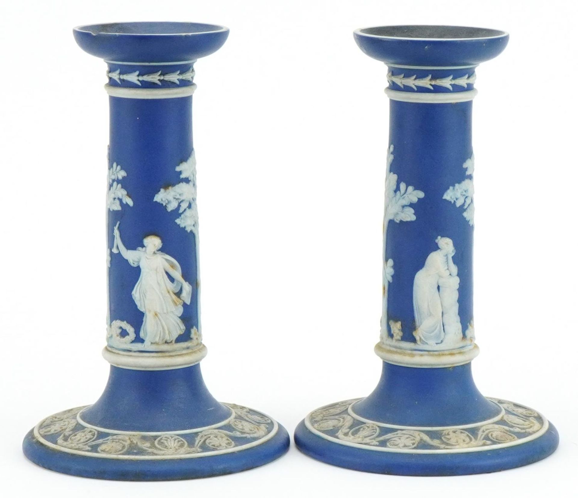 Pair of Wedgwood Jasperware candlesticks decorated in relief with classical figures, each 17cm - Bild 2 aus 4