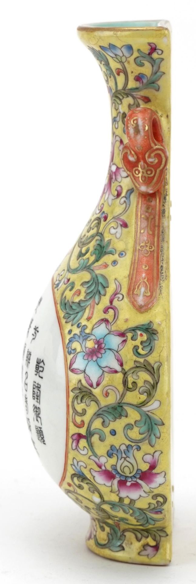 Chinese yellow ground porcelain wall pocket in the form of a vase with ruyi handles, hand painted in - Bild 2 aus 6