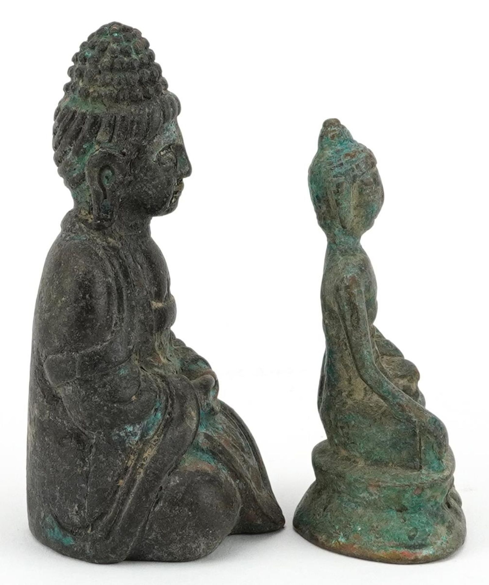 Two Chino Tibetan patinated bronze figures of Buddha, the largest 8cm high : For further information - Bild 4 aus 6