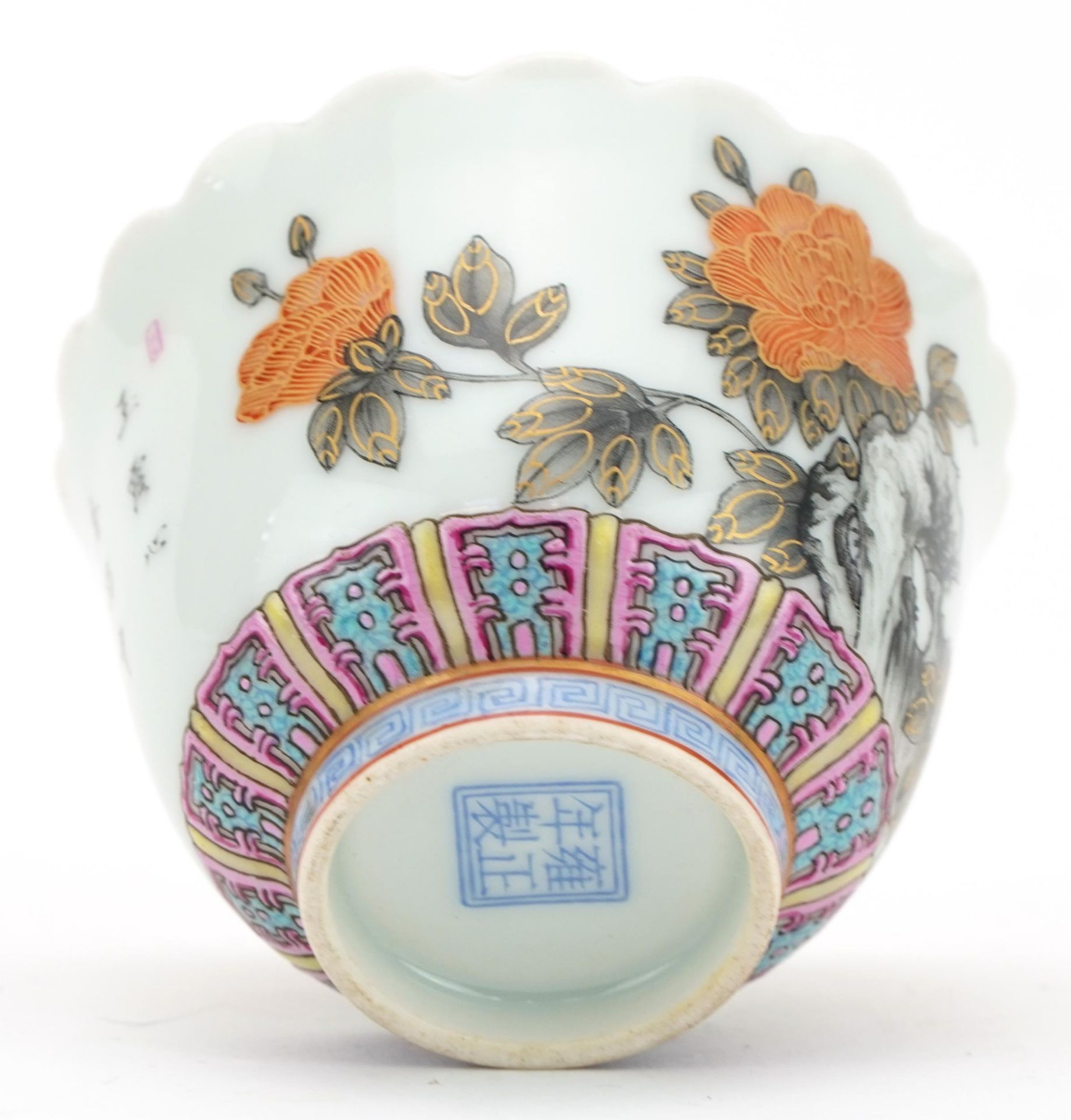 Chinese porcelain en grisaille tea bowl hand painted with flowers, four figure character marks to - Bild 6 aus 7