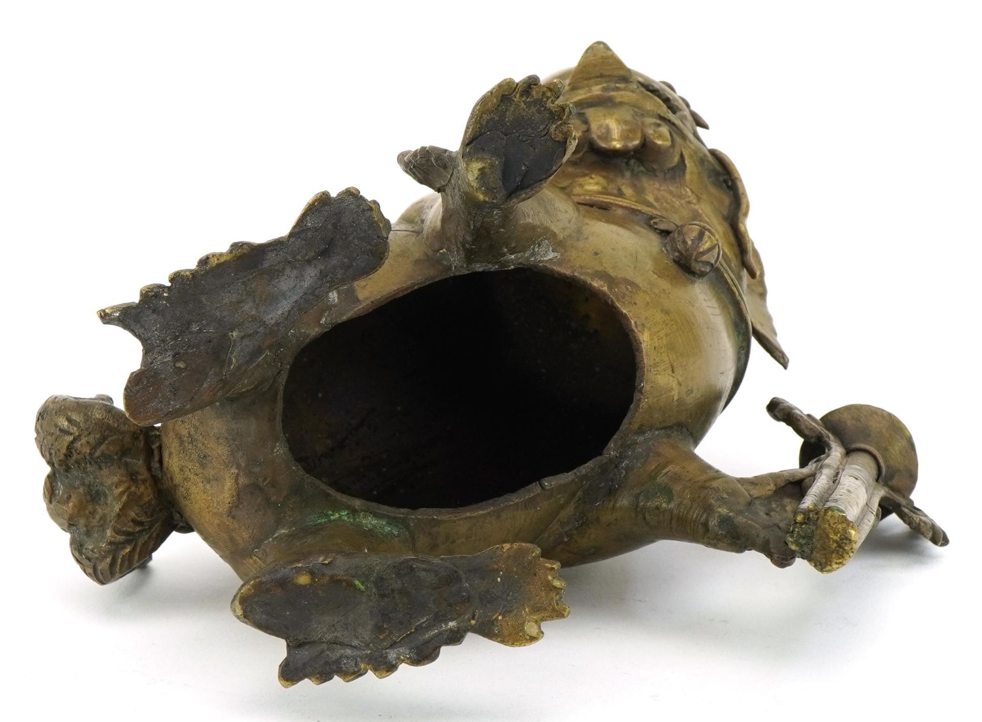 Chinese patinated bronze incense burner in the form of a mythical animal, 18cm high : For further - Bild 6 aus 6