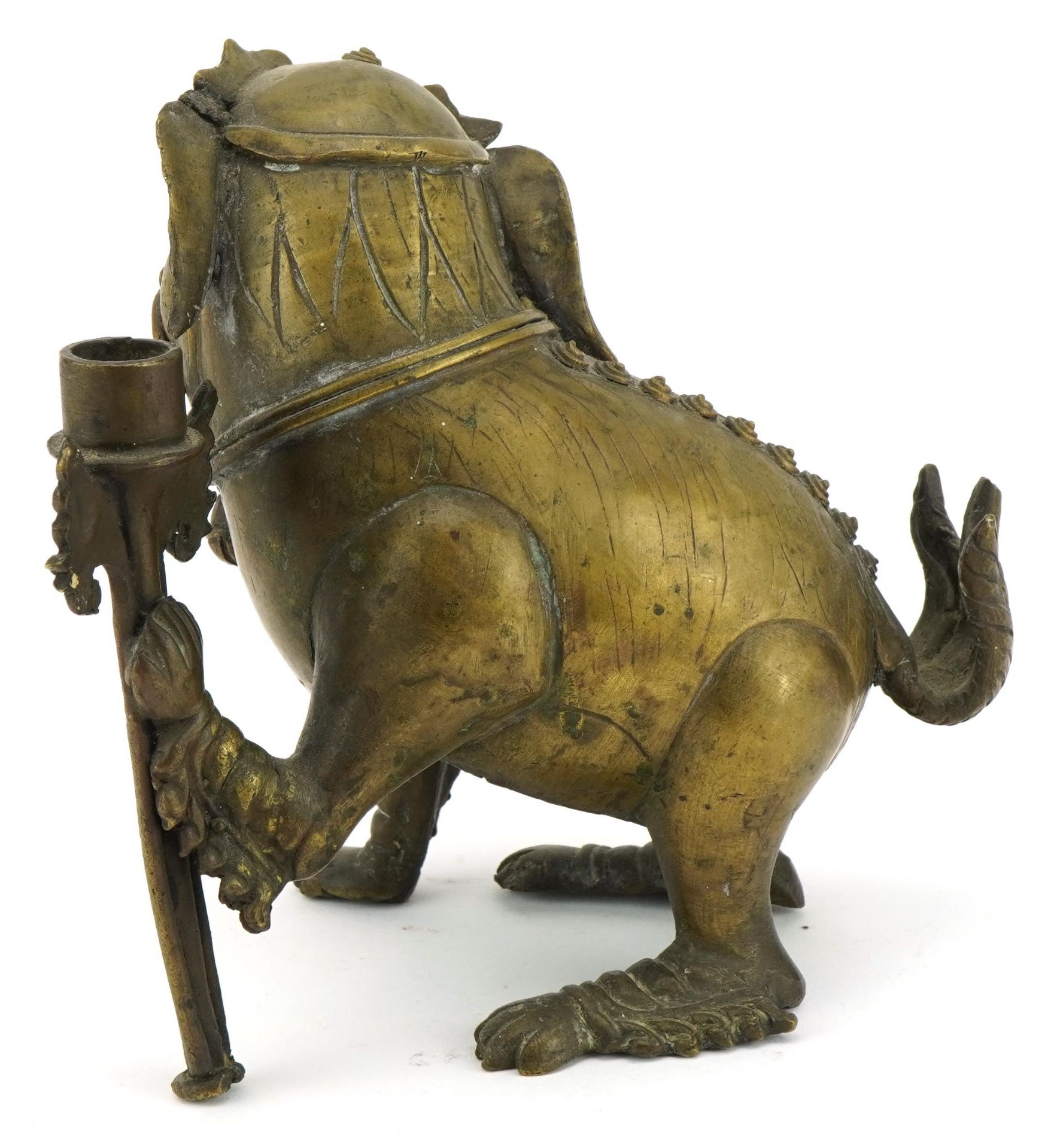 Chinese patinated bronze incense burner in the form of a mythical animal, 18cm high : For further - Bild 3 aus 6