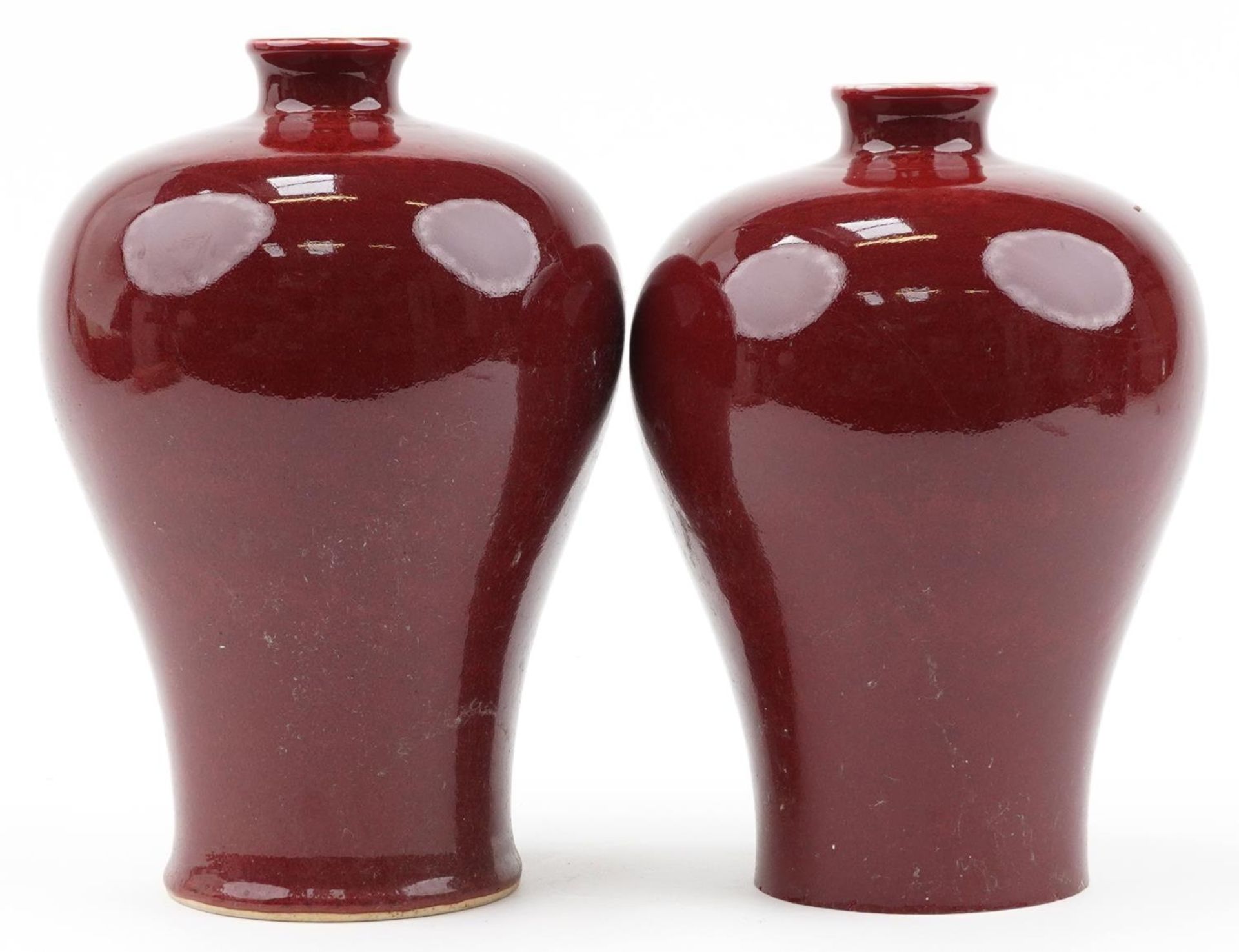 Pair of Chinese porcelain baluster vases having sang de boeuf glazes, 29cm high : For further - Bild 2 aus 6