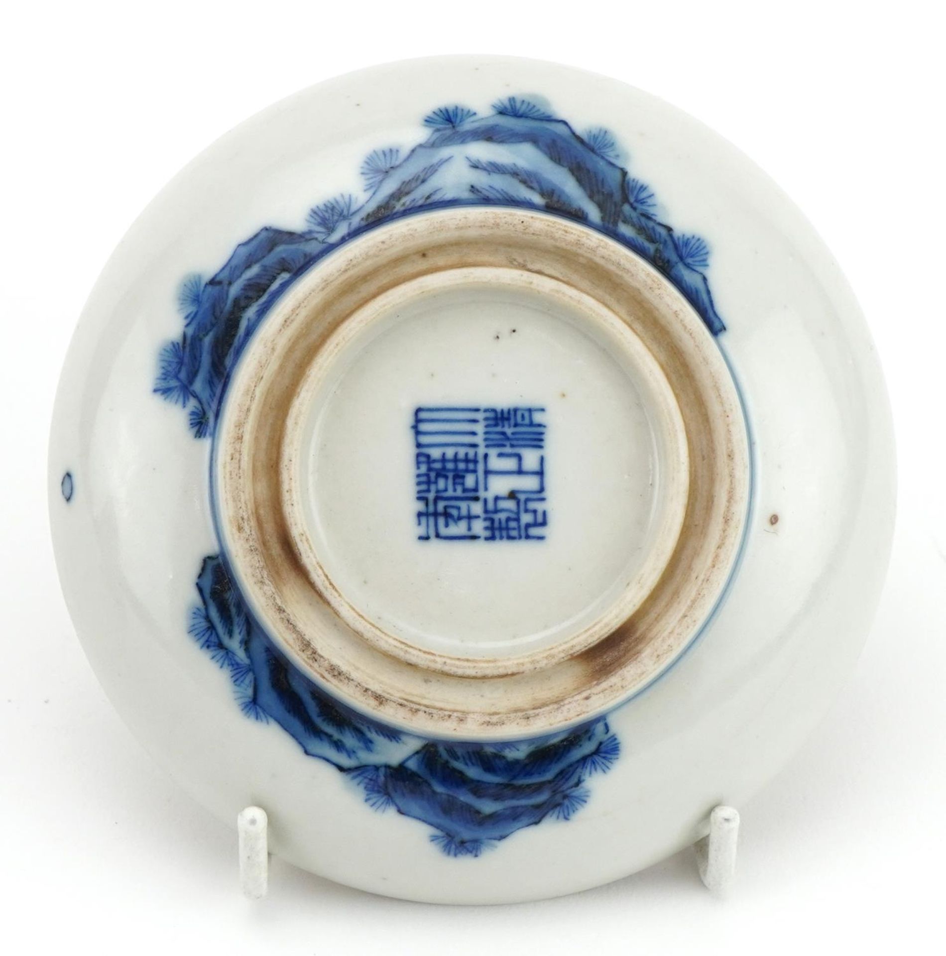 Chinese blue and white rouge seal box hand painted with figures in a river landscape, six figure - Bild 7 aus 8