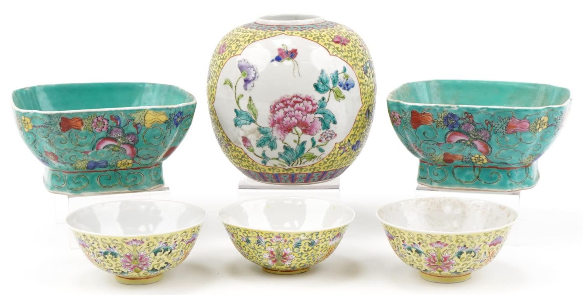 Chinese porcelain including a pair of turquoise ground footed bowls hand painted with butterflies - Bild 3 aus 8