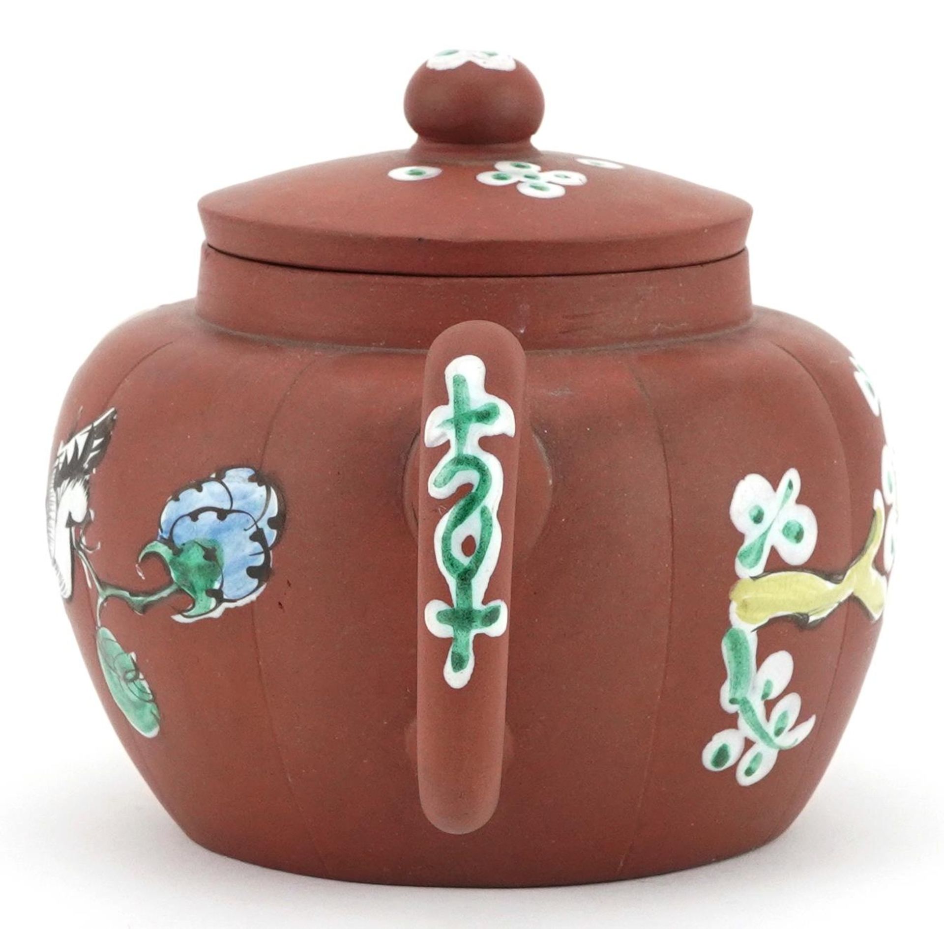Chinese Yixing terracotta teapot enamelled with a bird amongst flowers, character marks to the base, - Bild 3 aus 8
