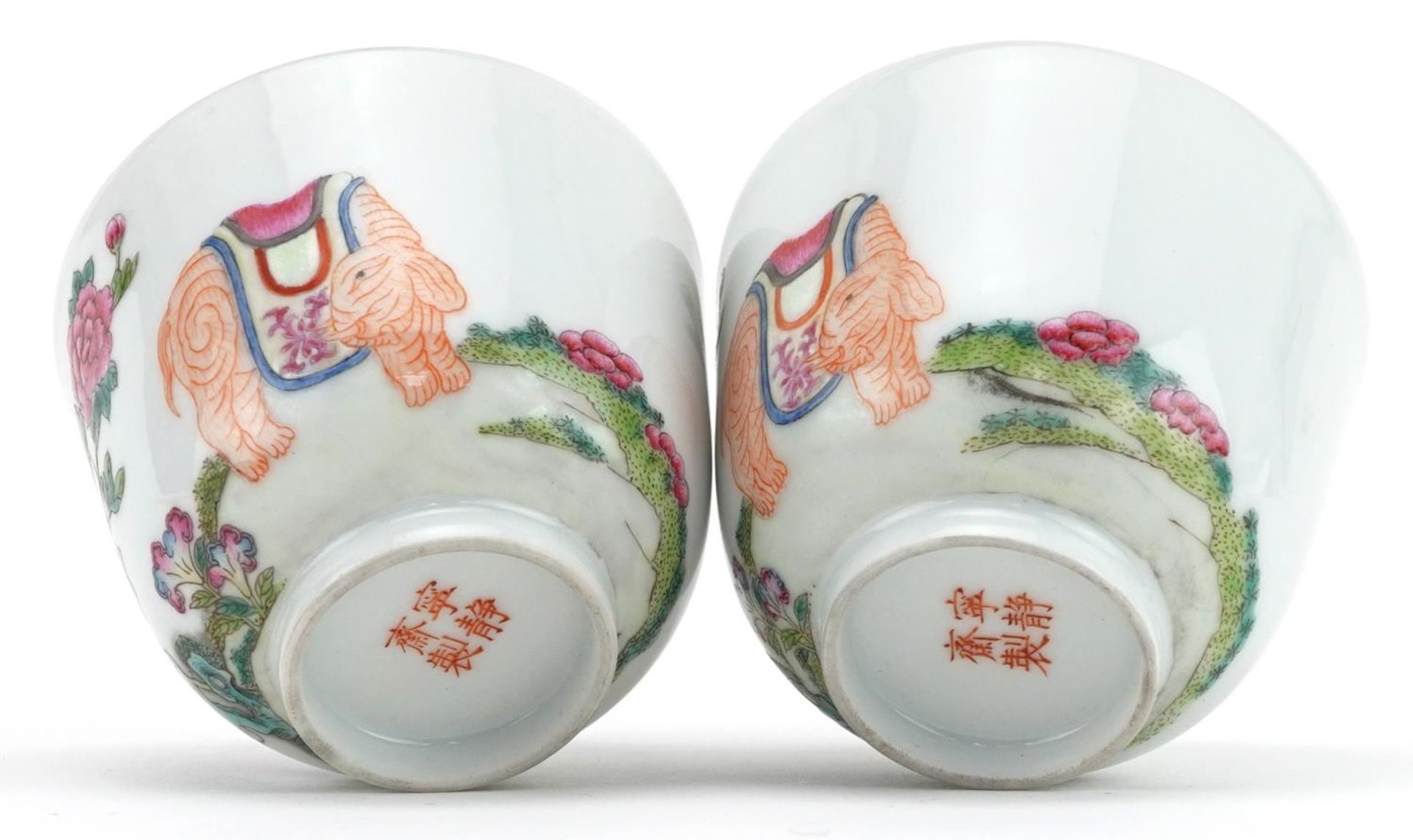 Pair of Chinese porcelain tea bowls hand painted in the famille rose palette with elephants in a - Bild 6 aus 7