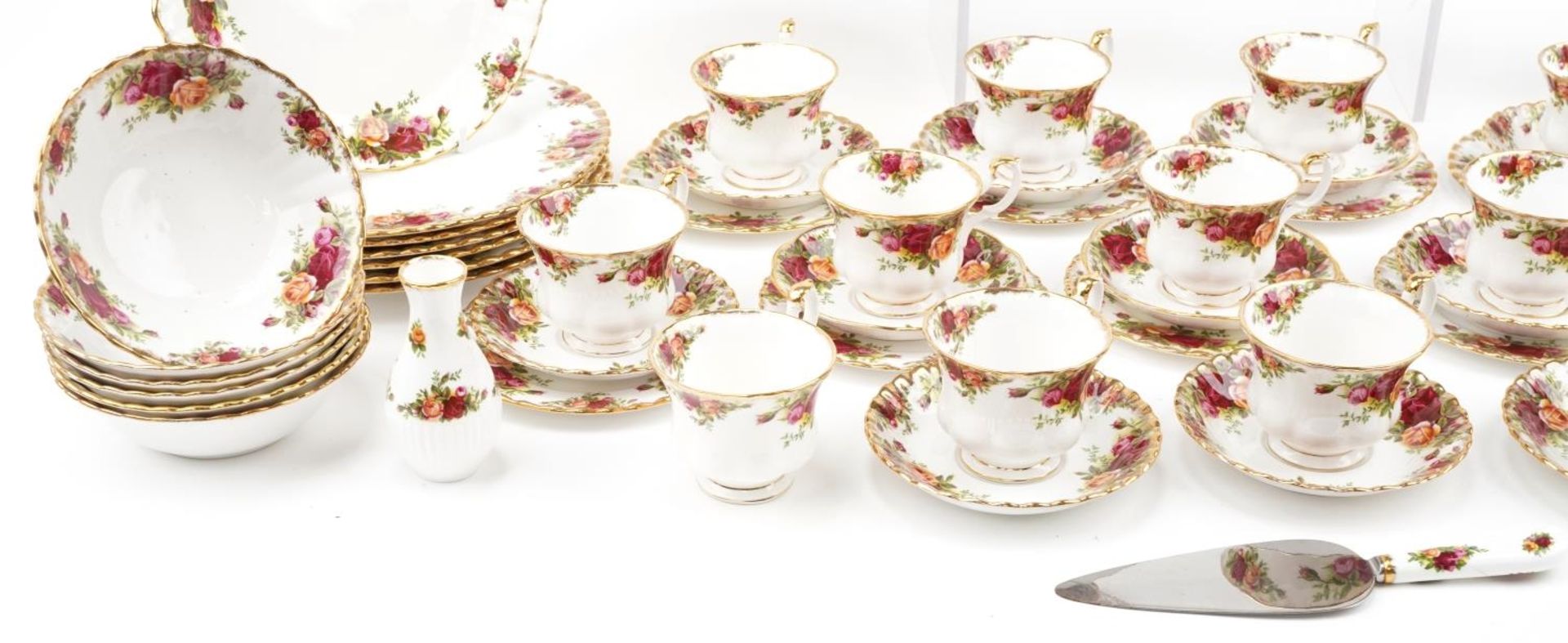 Royal Albert Old Country Roses tea and dinnerware including two teapots, trios and cake stand, the - Bild 4 aus 6