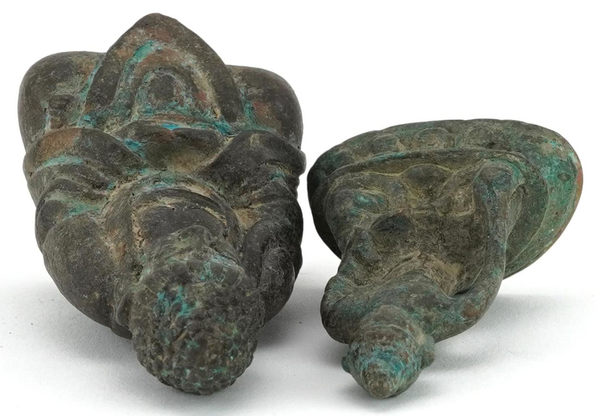 Two Chino Tibetan patinated bronze figures of Buddha, the largest 8cm high : For further information - Bild 5 aus 6