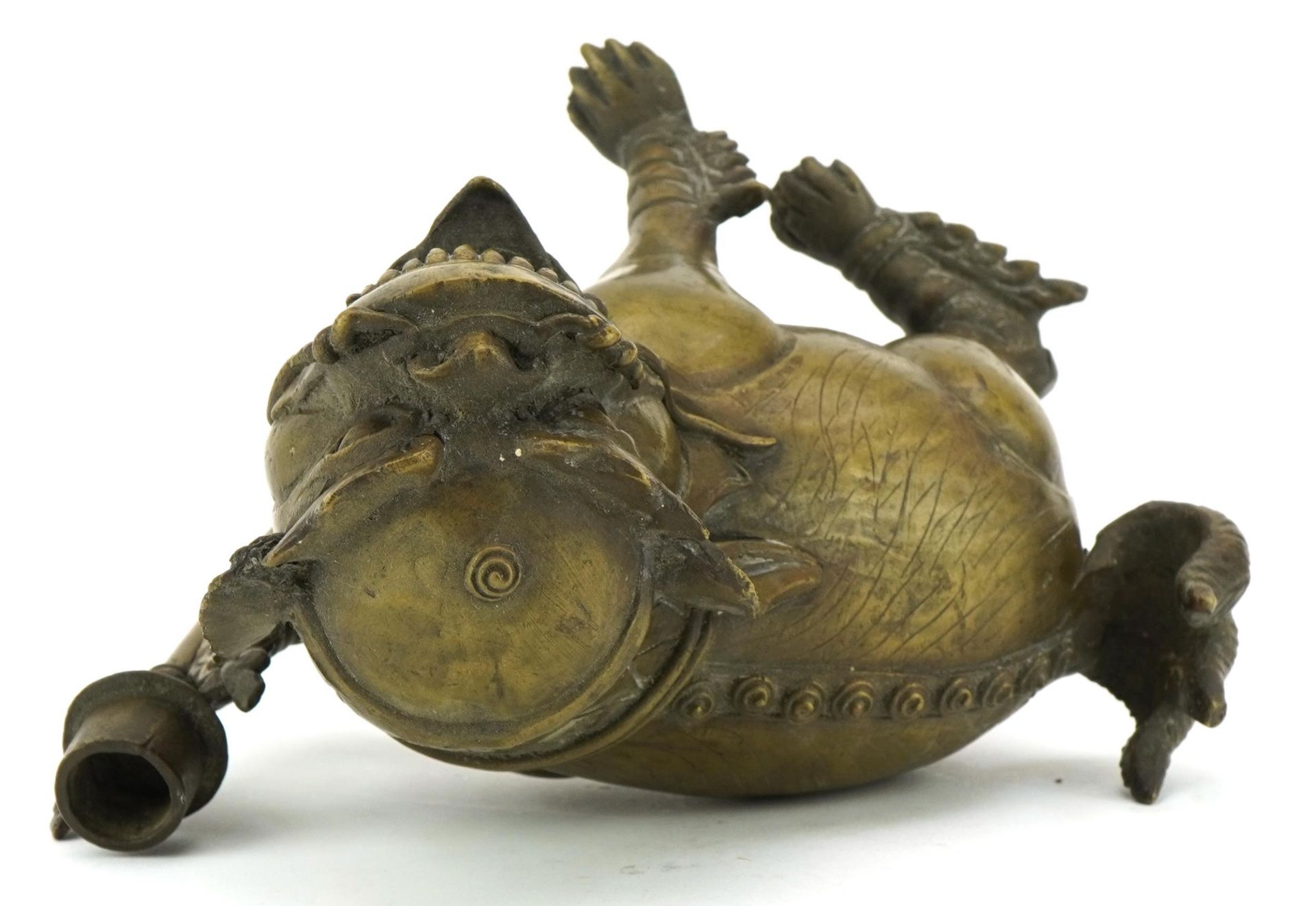 Chinese patinated bronze incense burner in the form of a mythical animal, 18cm high : For further - Bild 5 aus 6