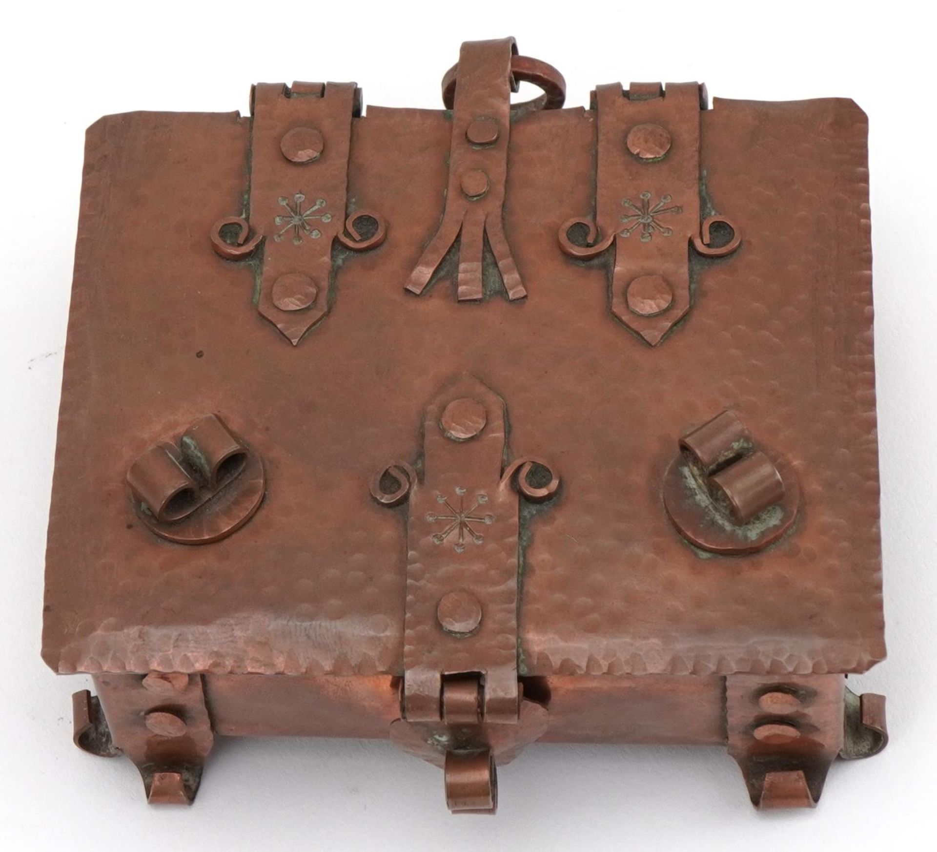 Arts & Crafts beaten copper four footed jewel casket with fitted cushioned interior, 5cm H x 12cm - Image 2 of 5