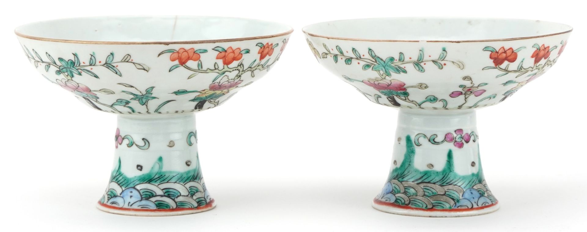 Pair of Chinese porcelain stem bowls hand painted in the famille rose palette with flowers, each - Bild 4 aus 6