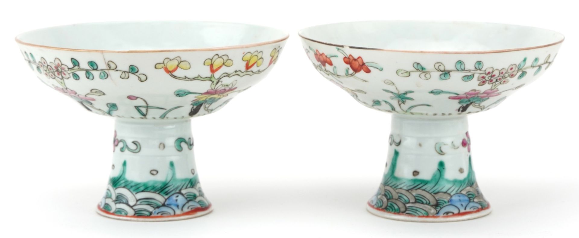 Pair of Chinese porcelain stem bowls hand painted in the famille rose palette with flowers, each - Bild 2 aus 6